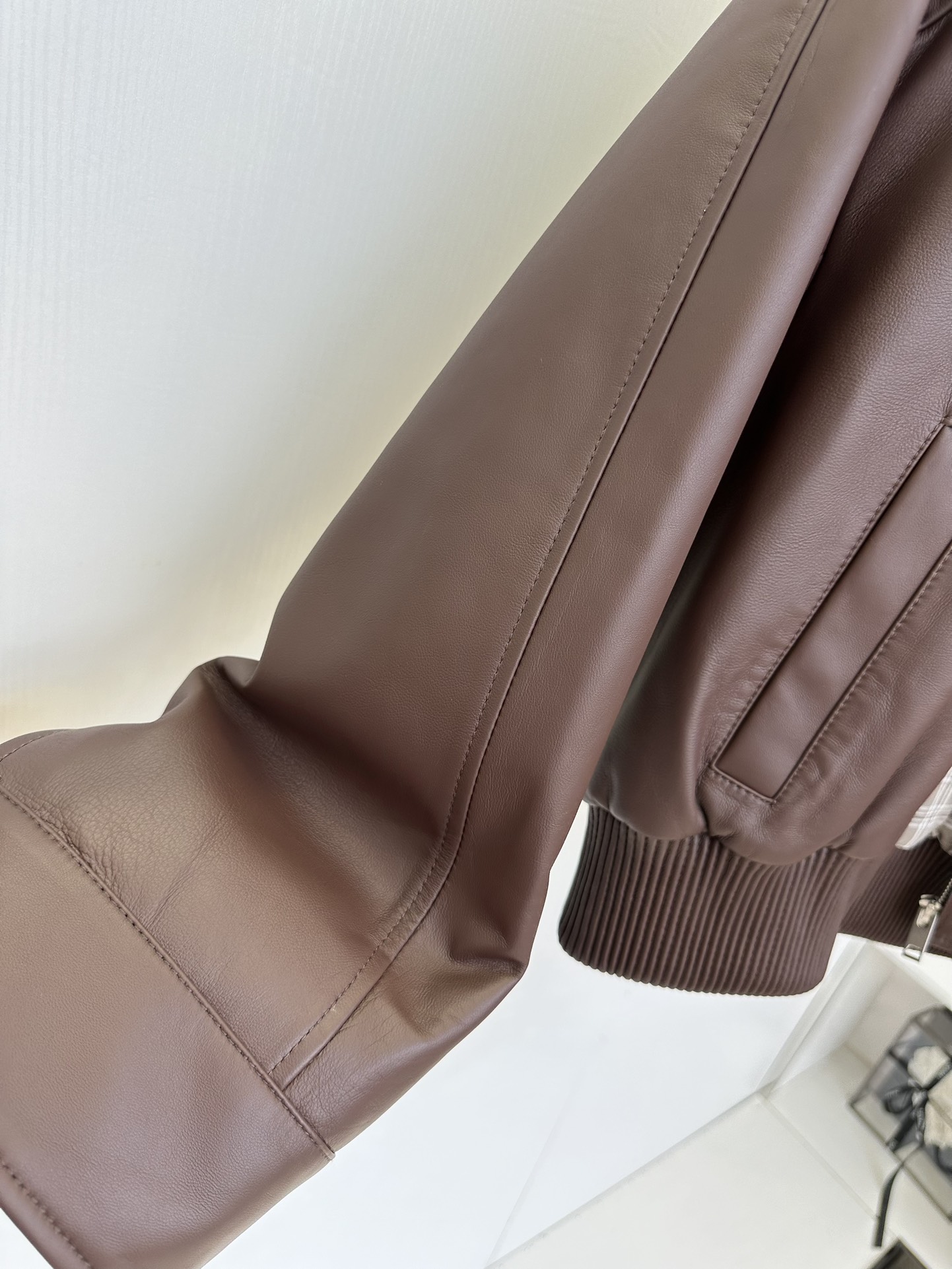 “Timeless Leather Jacket: P2520 Fashion Poem for Women” - 图片 8