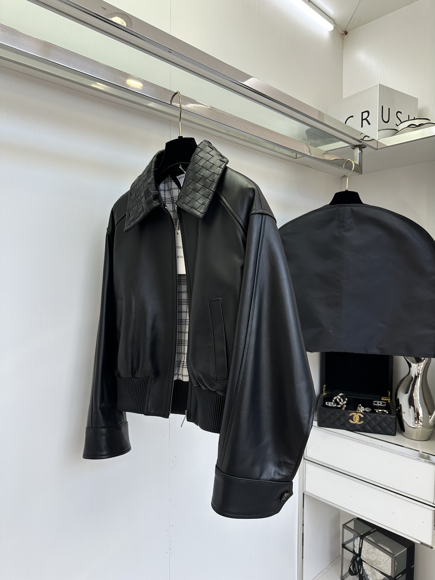 “Timeless Leather Jacket: A Poetic Fashion Statement for Women” - 图片 3