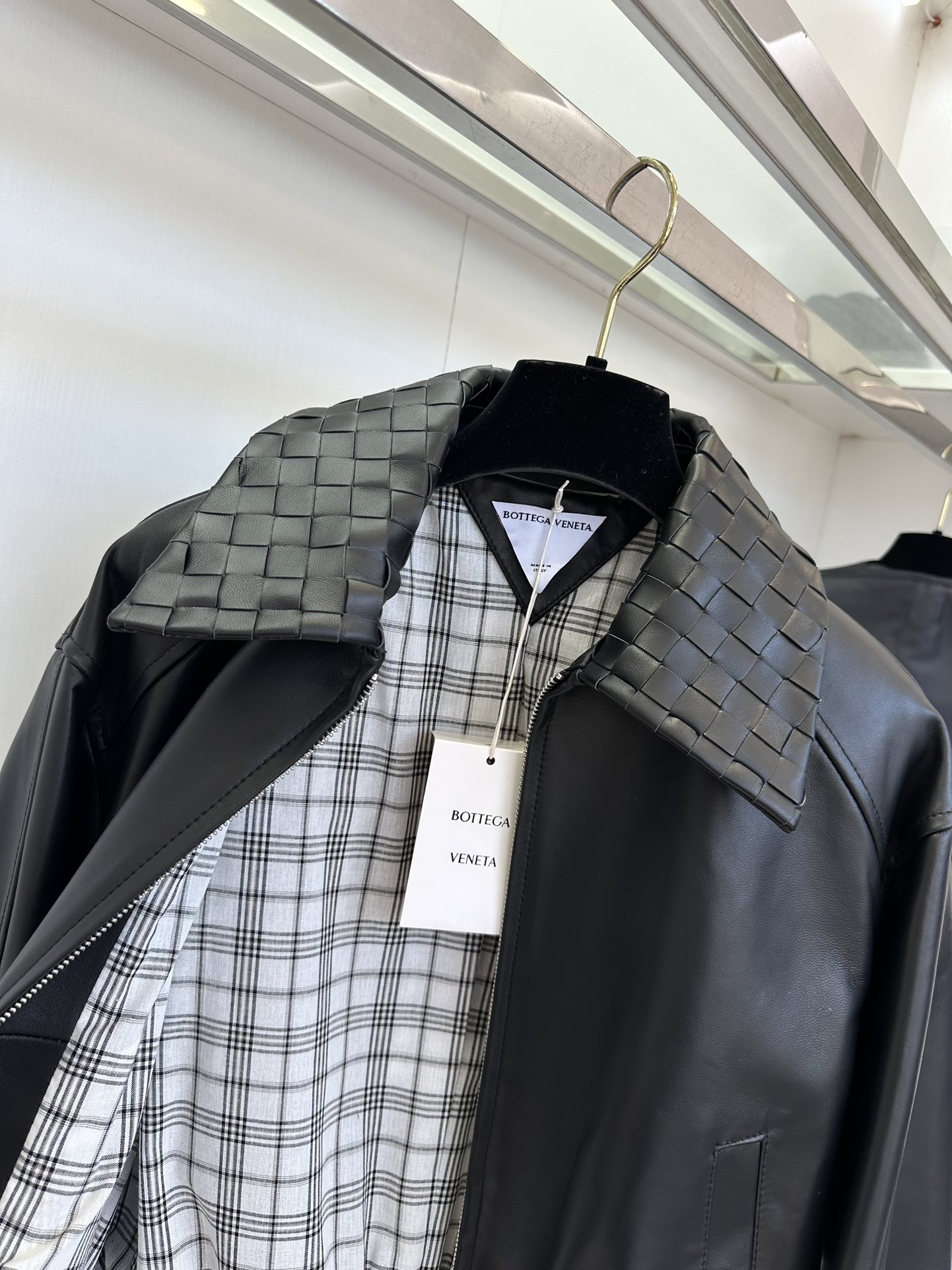 “Timeless Leather Jacket: A Poetic Fashion Statement for Women” - 图片 6