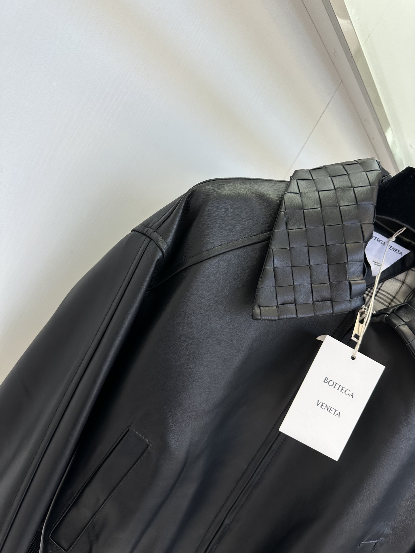 “Timeless Leather Jacket: A Poetic Fashion Statement for Women” - 图片 4