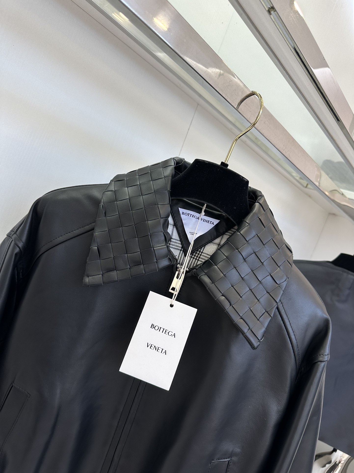 “Timeless Leather Jacket: A Poetic Fashion Statement for Women” - 图片 5