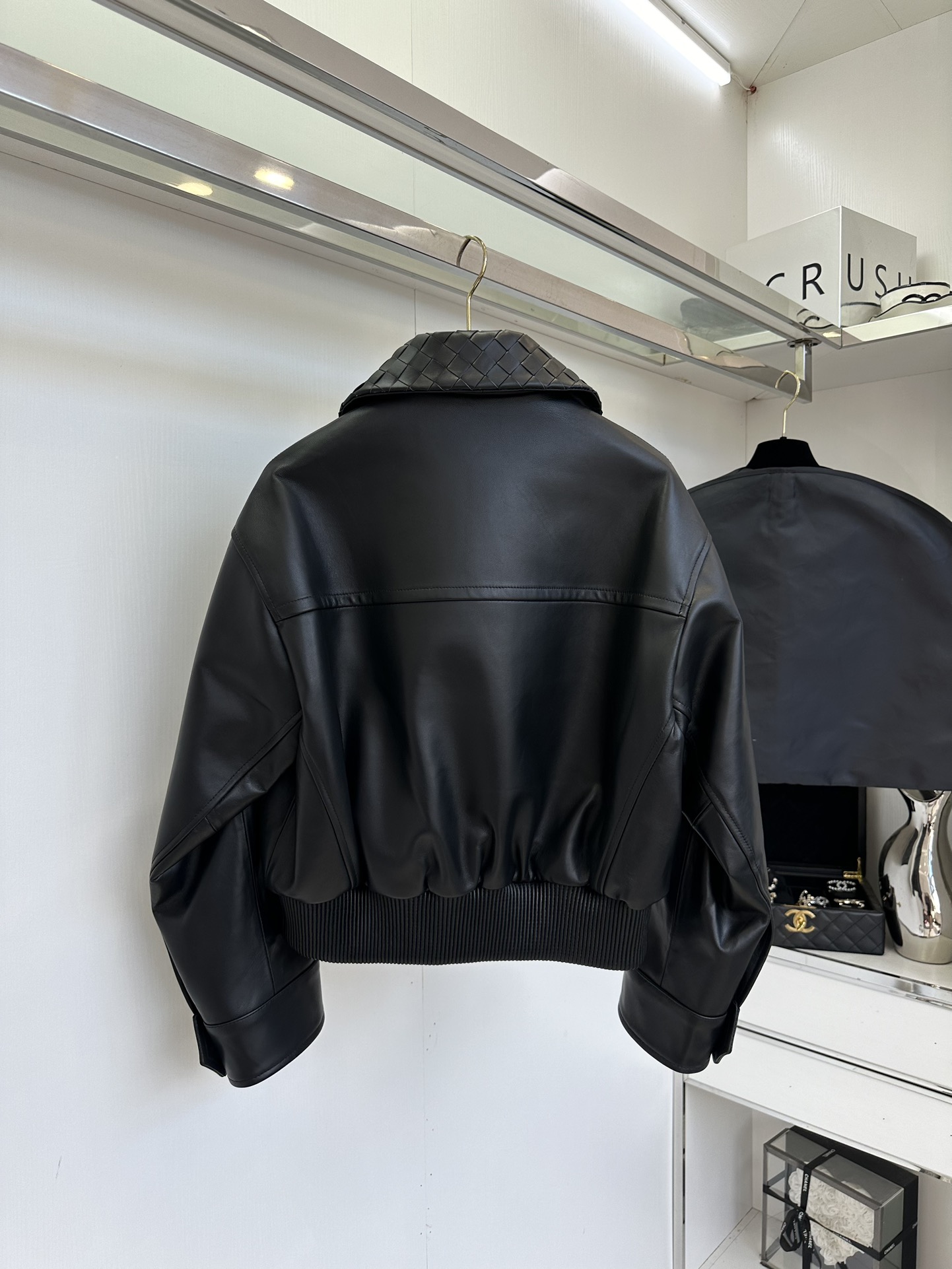 “Timeless Leather Jacket: A Poetic Fashion Statement for Women” - 图片 2