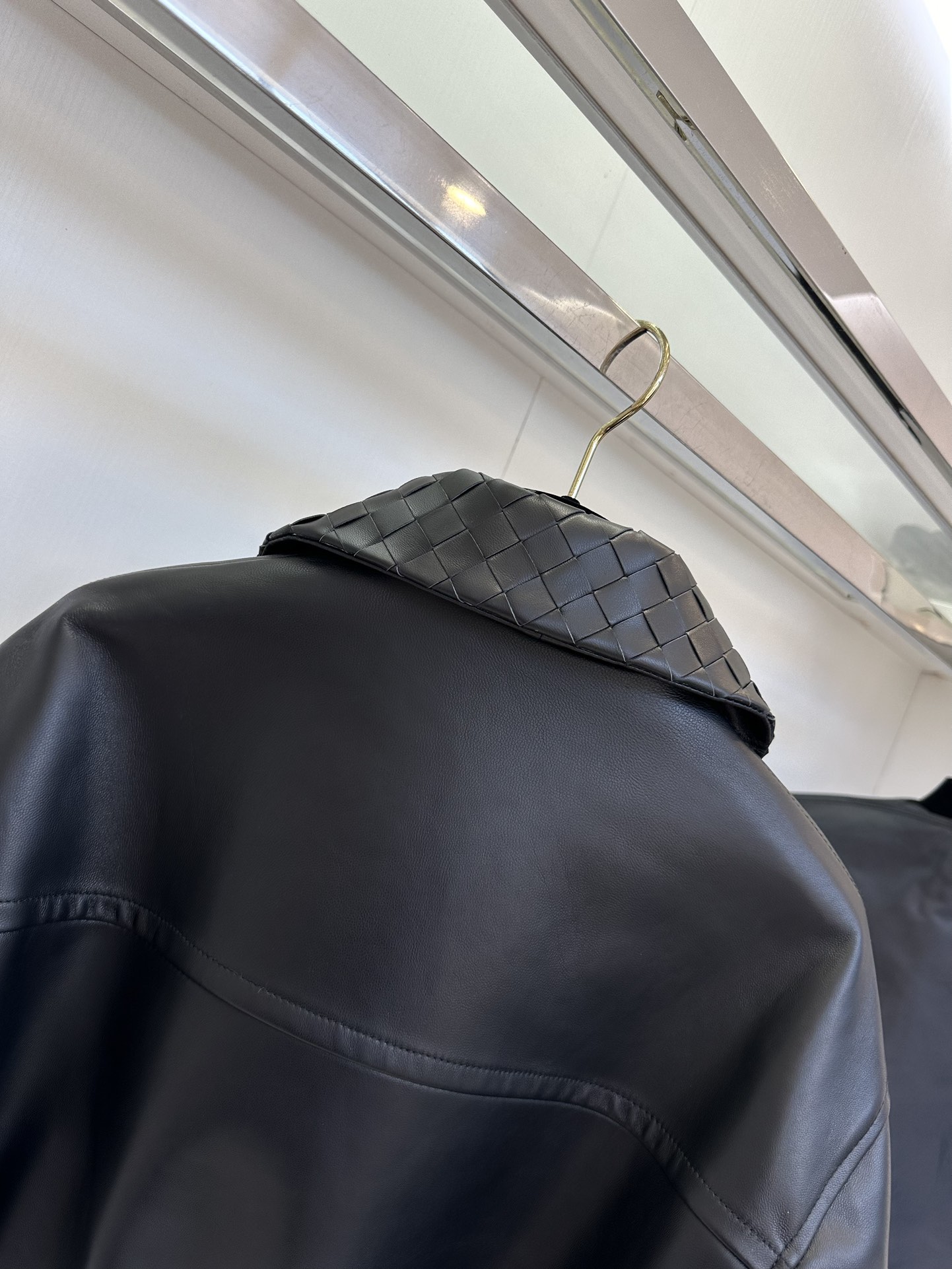 “Timeless Leather Jacket: A Poetic Fashion Statement for Women” - 图片 9