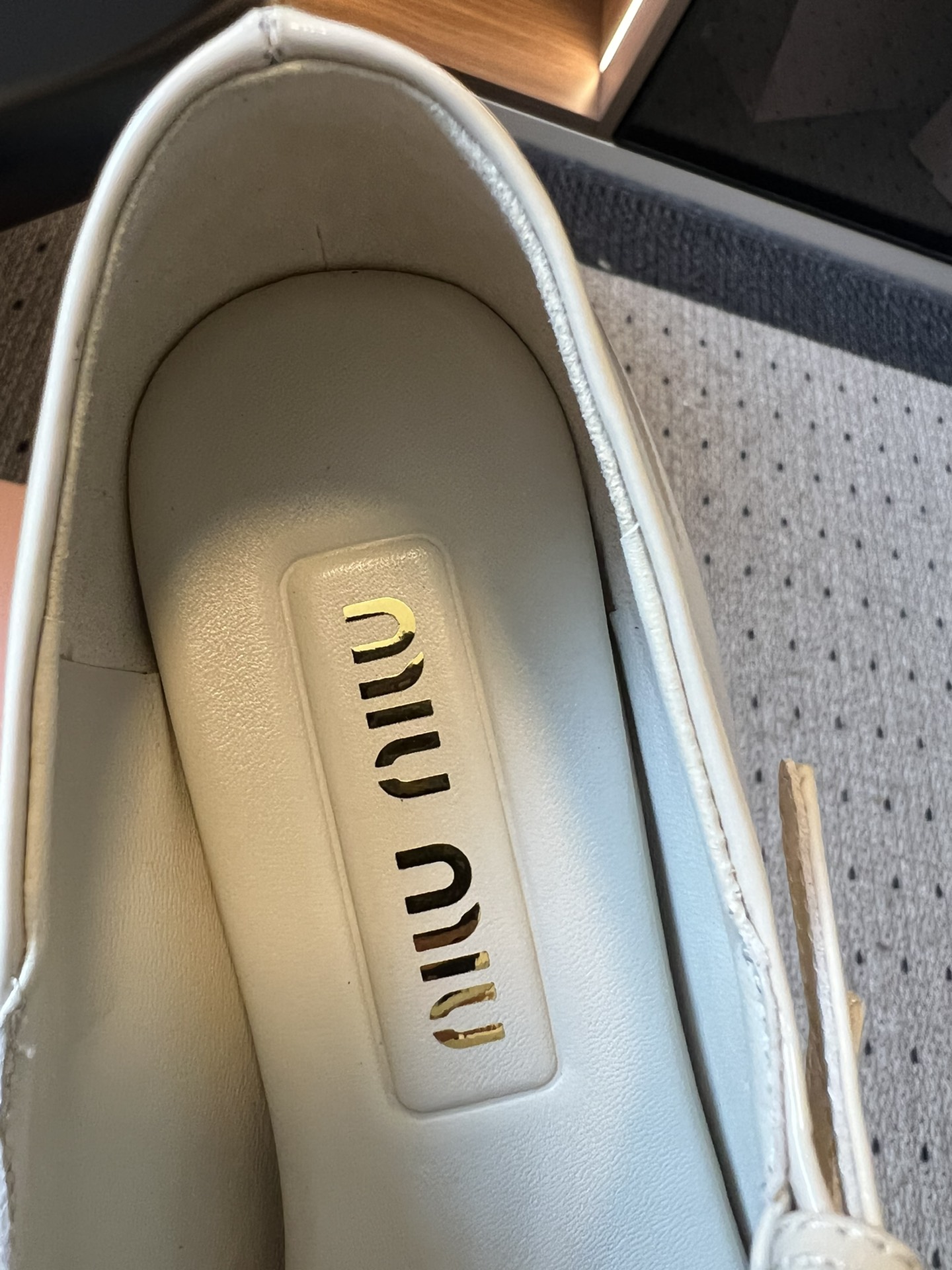 
Miu Mi* 新款尖头玛丽珍粗跟鞋

谬谬新出猫跟凉鞋真的让人一整个心都融化 简约的带子设计增加了时