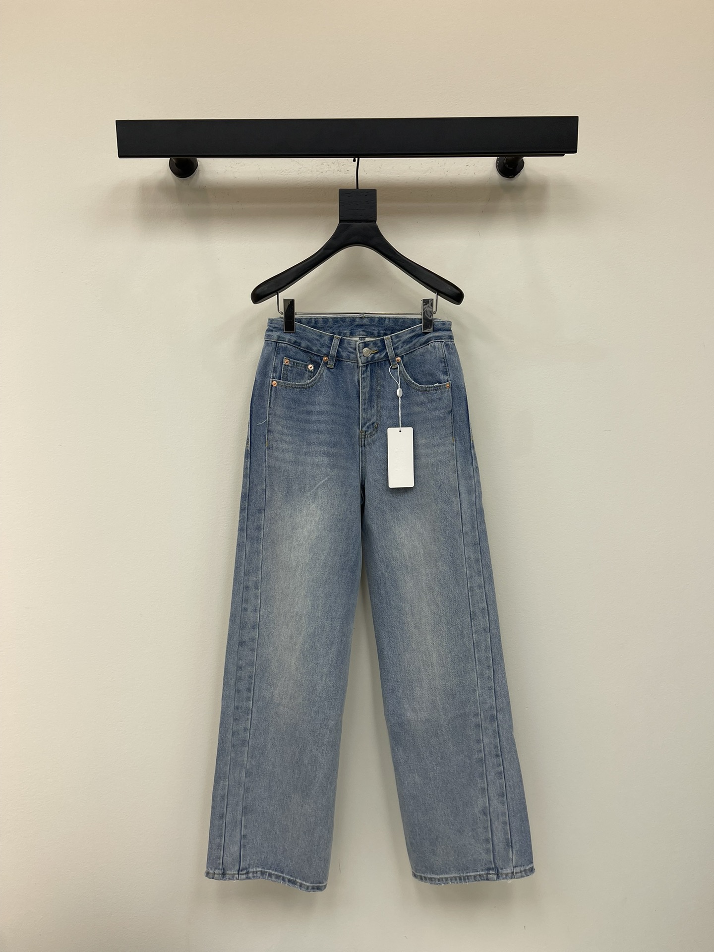 NO:460408,MM6 Magila waist hollow jeans are made of pure denim cotton. The touch is soft and delicate. Simple design. The waist hollow waist hollow waist. Inadvertently sexy. The wash-water blue color is also very good. SML,,masion margiela,masion margiela,jeans,alexander wang19860909MM6马吉拉后腰镂空牛仔裤 采用的牛仔纯棉材质 触感柔软细腻 简约设计 后腰镂空腰 不经意的小性感 洗水蓝色系随意一搭也很好看 SML,,masion margiela,masion margiela,jeans,alexander wang,Women's clothing