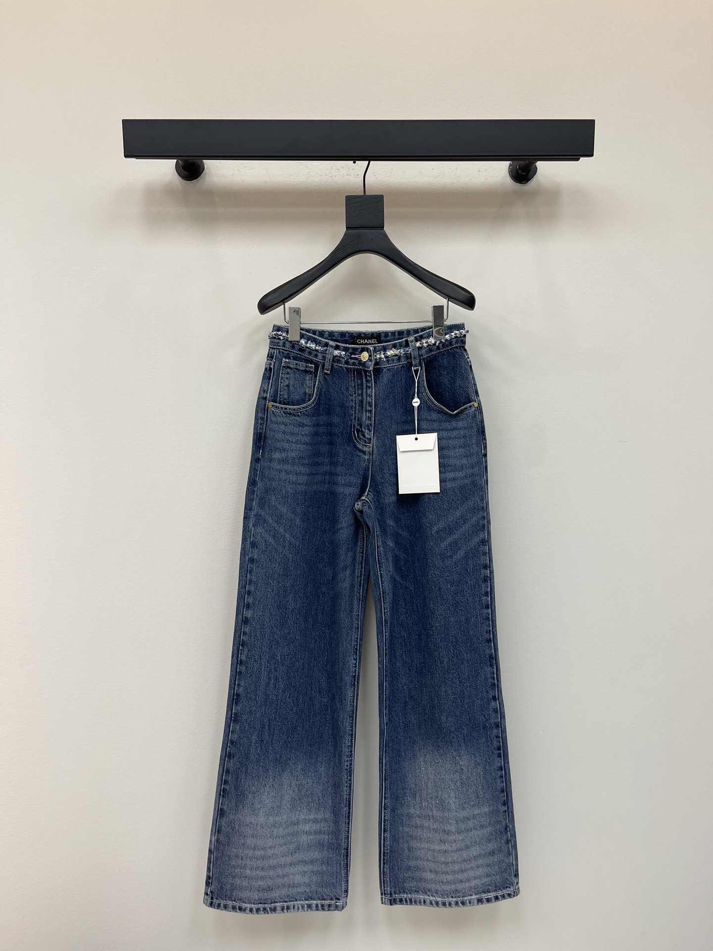 NO:460415,Chane*2025 new product is on the shelves of the tying jeans custom YB imported twill cotton denim material Multi-washed, crisp and stylish, waist is woven with chain-woven edge wrapping design, highlighting the brand tone, exquisite open button adjustment, add layering, gradient washing process from deep to shallow, modify the leg beautification ratio, surface auxiliary material development, high-waist button trousers tailoring, can be matched with the same series of vests, excellent in complete sets or single wear SML, chanel, alexander wang19860909Chane*2025新品上架捆边牛仔长裤定制YB进口斜纹棉牛仔材质 多重水洗 挺括有型 腰头沿用链条编织捆边包裹设计 彰显品牌调性 精致开襟纽扣调节 增添造型层次感 由深至浅的渐变水洗工艺 修饰腿型美化比例 面辅料开发 高腰系扣长裤剪裁 可搭配同系列马甲 成套或单穿都出彩 SML,,chanel,alexander wang,Women's clothing