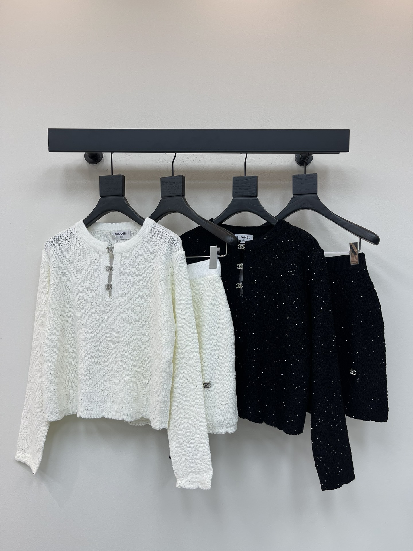 NO:460401,Chane* hollow rhinestone knitted set Customized YB wool yarn wool, comfortable and soft, elastic, round neck knitted cardigan cut, ready-made garments are made of advanced needlework, irregular hollow hole patterns are covered with pattern, hollow slit on the front closure is connected by double C rhinestone buckles, threads are threaded, delicate and rich, add a styling to a simple outfit, slim fit, highlight the body, slim and fashionable outfit, all seasons, custom face accessories, accurate version, higher version SML, chanel, alexander wang19860909Chane*镂空水钻针织套装 定制YB羊毛纱线织造 舒适软糯 弹力十足 圆领针织开衫裁剪 成衣选用高级走针工艺 通体不规则镂空破洞花纹满铺 前襟挖空开衩以双C水钻扣相连 配合螺纹 细腻丰富 为简易穿搭增添造型 修身版型 凸显身型 穿搭显瘦洋气 四季通穿单品 定制面辅料 认准版本 高版本 SML,,chanel,alexander wang,Women's clothing