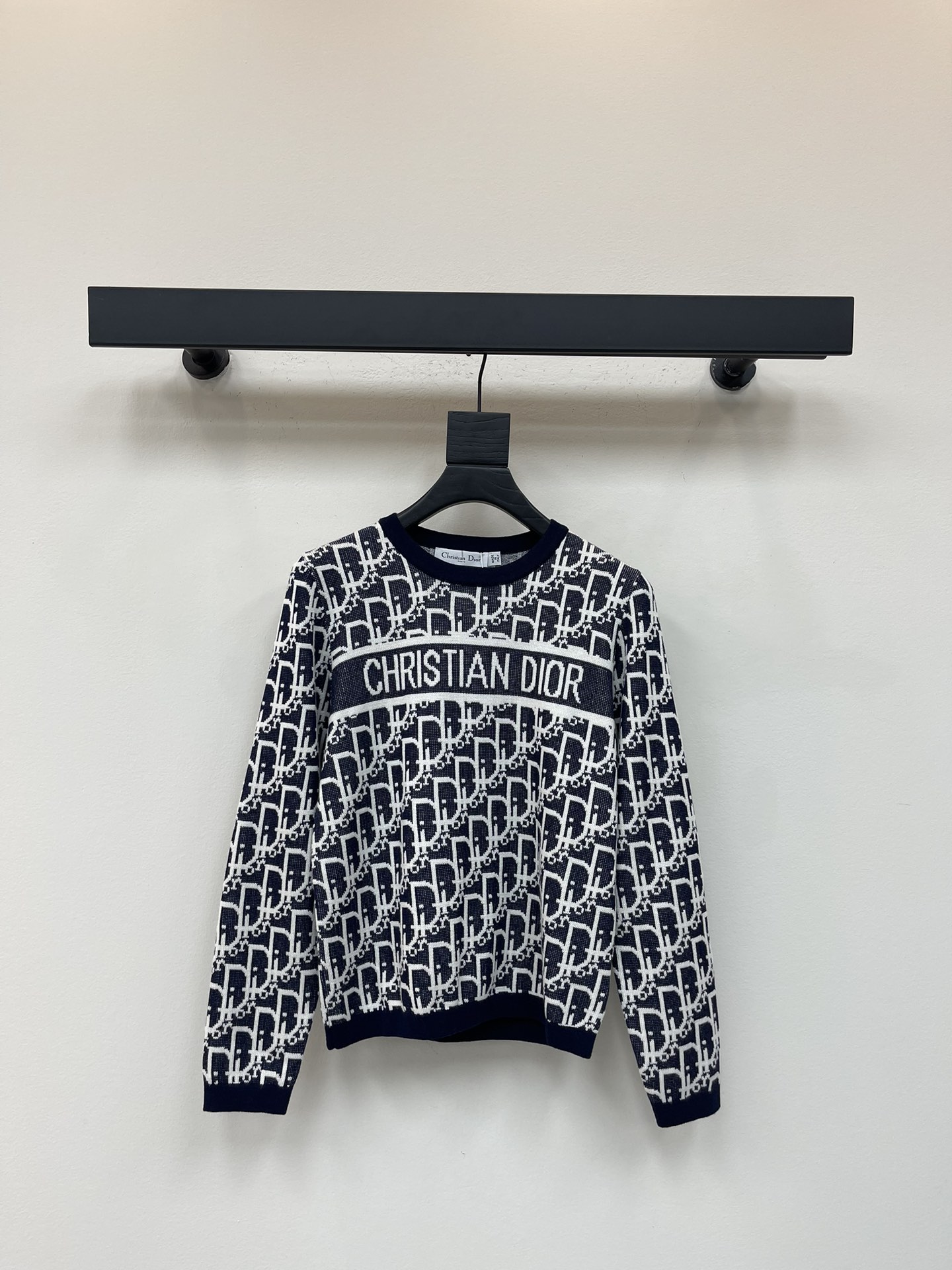 NO:460396,Dio* 2025 early autumn new style of presbyterian logo knitted long-sleeved sweater!  Custom imported wool blended yarn material, high-quality texture, comfortable and soft, contrasting threaded edge treatment of neckline cuffs, adding layered look, whole body presbyopic logo jacquard decoration, horizontal bar letter logo, highlighting the brand tone, age-reducing color matching, cute and playful, regular style versatile and not picky!  SML, dior, sweaters, alexander wang19860909Dio* 2025早秋新款老花logo针织长袖毛衣！定制进口羊毛混纺纱线材质 质感高级 舒适软糯 领口袖口撞色螺纹包边处理 增添造型层次感 通体老花logo提花装饰 横杆字母徽标 彰显品牌调性 减龄配色可爱俏皮 常规版型百搭不挑人！SML,,dior,sweaters,alexander wang,Women's clothing