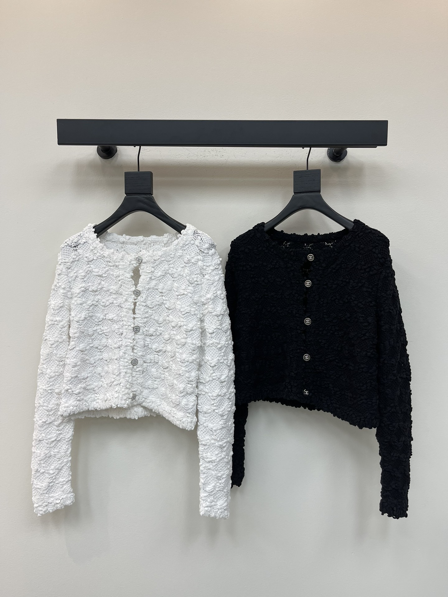 NO:460390,Chanel 25 early autumn new style, crochet round neck knit cardigan hand-woven crochet diamond craftsmanship. The imported yarn custom material has a great texture. Customized metal buckle. The small and short H-style style is not picky for people. The upper body is tall and slim! A must-have versatile artifact for white and rich beauty! Black and white SML, chanel, alexander wang19860909Chanel 25早秋新款 钩花圆领针织开衫 手工编织钩花菱格工艺.进口纱线定制材料质感超赞 定制金属扣 小短款H版型不挑人版型上身高挑又显瘦!白富美必备百搭神器!黑色白色 SML,,chanel,alexander wang,Women's clothing