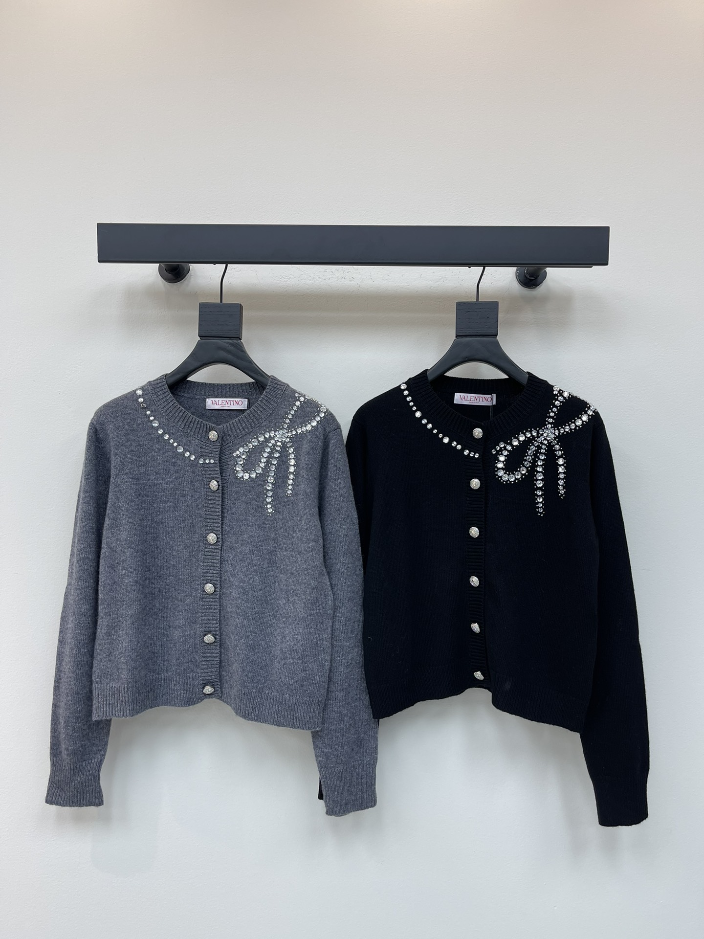 NO:460383,New Year's new two-color cardigan, handmade beaded bow decoration embellishment, fashionable and relaxing feeling on the upper body, gray and black SML, alexander wang19860909年新款二色开衫 手工钉珠蝴蝶结修饰点缀 上身時尚鬆弛感 灰色黑色 SML,,alexander wang,Women's clothing