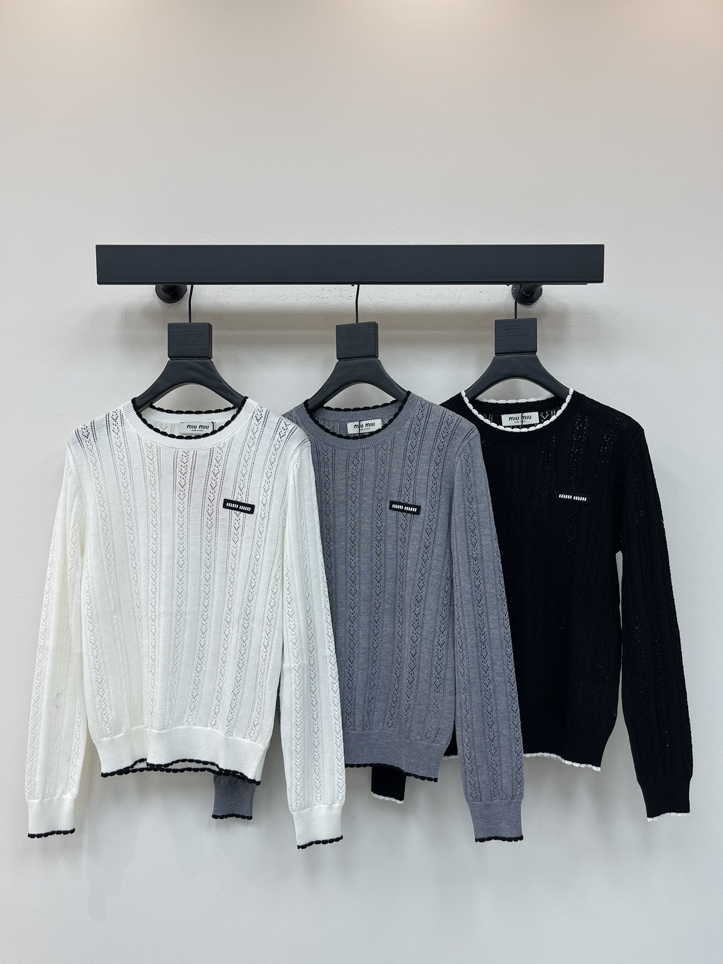 NO:460376,MiuMi*2025 Early Autumn Latest Series!  Lace collar contrast knitted long sleeves!  Customized wool blended yarn woven texture, cool and breathable, round neck knitted long sleeve cut, all-in-one is interwoven with hollow crochet texture, outline diamond pattern, highlighting the high-end feeling of outfit, the collar cuffs and hem are contrasting in color, white gray and black,,miumiu,alexander wang19860909MiuMi*2025早秋最新系列！花边领撞色针织长袖！定制羊毛混纺纱线织造 质感冰爽透气 圆领针织长袖剪裁 通体利用镂空钩针肌理交织 勾勒出菱格花纹图案 凸显穿搭高级感 领口袖口和下摆撞色收边 白色灰色黑色,,miumiu,alexander wang,Women's clothing