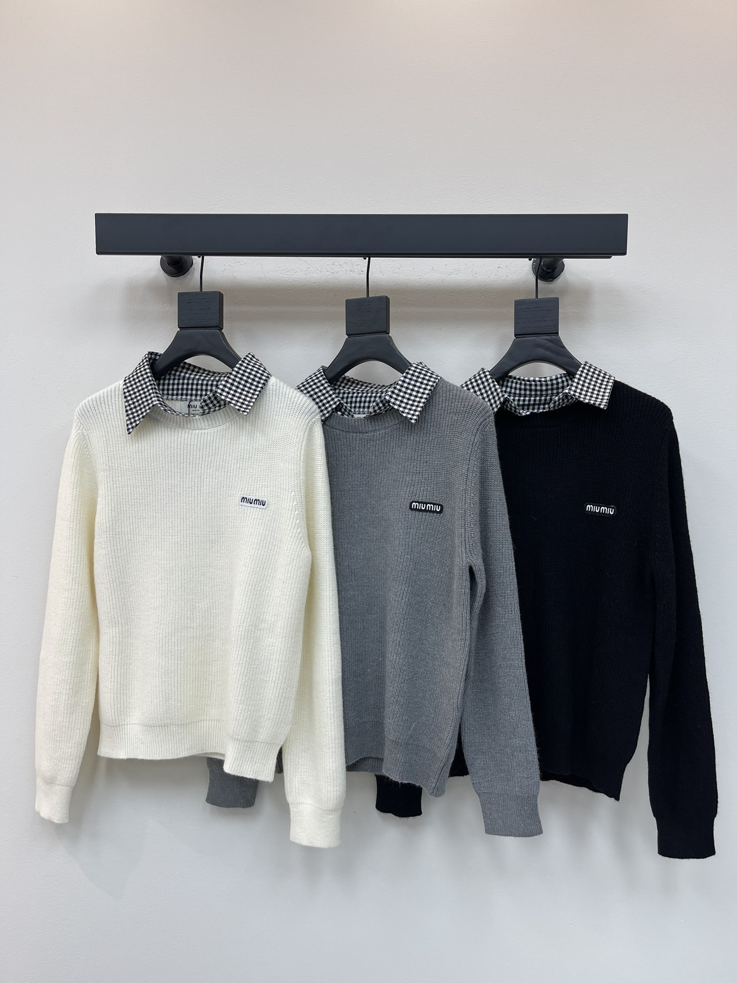 NO:460369,MiuMi*2025 Spring and Summer Latest Series!  New three-color long-sleeved autumn and winter styles, medal logo embellishment, and make your upper body look slim and versatile!  White gray black SML, miumiu,alexander wang19860909MiuMi*2025春夏最新系列！秋冬新款三色长袖 勋章logo点缀修饰 减龄上身显瘦百搭！ 白色灰色黑色 SML,,miumiu,alexander wang,Women's clothing