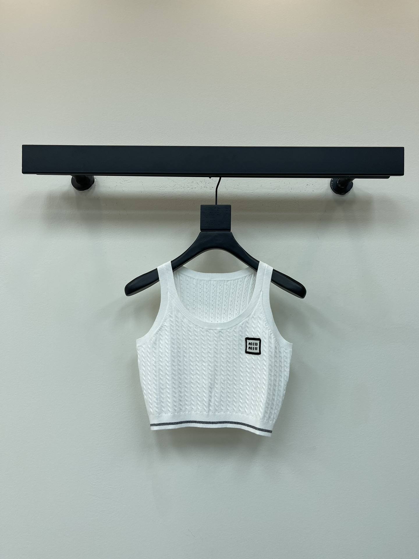 NO:490486,*｜Knitted logo vest + skirt set 25SS early autumn new model is available!  Classic wheat ears and twisted texture, visible texture to the naked eye, the soft texture is elastic, the upper body is natural and yet elegant, embracing it like a cloud, the chest is decorated with miu cloth seal, and three black lines are embedded on the hem, highlighting the brand's vitality. Top, miumiu, skirts, alexander wang19860909*｜针织徽标背心+半裙套装 25SS早秋新款上新！经典麦穗麻花纹理,肉眼可见的质感,柔软的质地富有弹性,上身贴合自然又不失大气,犹如云朵般拥抱着,胸前饰以miu布章装饰,下摆嵌入三条黑色线条,凸出品牌清春活力的形象. 上衣,,miumiu,skirts,alexander wang,Women's clothing