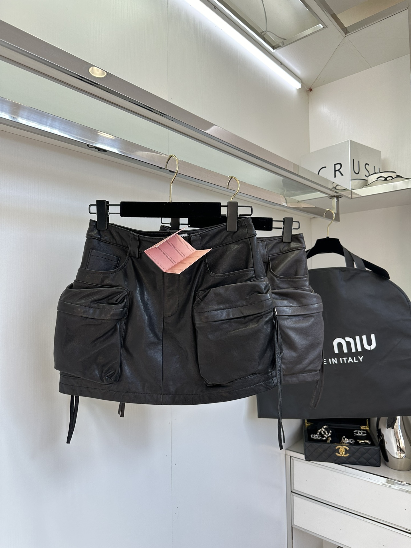 Miu Miu Mini-jupe en cuir d'agneau avec poches cargo - Un must-have automne/hiver