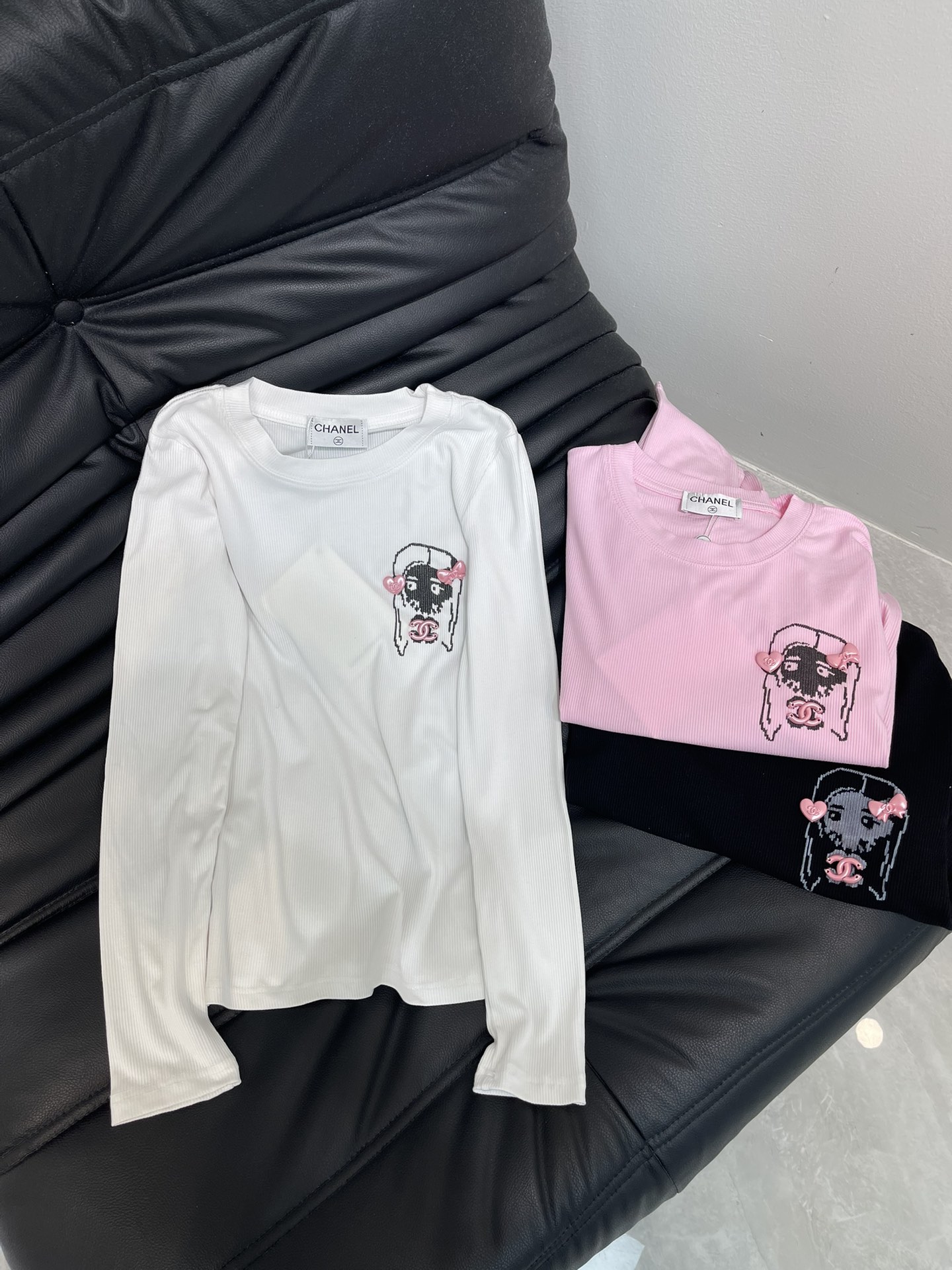 NO:460362,Chanel*25 autumn and winter new printed logo letters high elastic long-sleeved base shirt. An indispensable item for autumn and winter wardrobe. It looks very good whether worn alone or in the inner layer. It shows off your figure. Customized threaded cotton fabric. The fabric comes with elasticity and good elasticity. The upper body is soft and comfortable. Logo printing design. The overall wiring is flat and delicate. Versatile. SML, chanel, alexander wang.19860909Chanel*25秋冬新款印花logo字母高弹力长袖打底衫 秋冬衣柜不可缺少的单品 无论单穿还是内搭都很好看 很显身材 定制螺纹棉面料 面料自带弹力 回弹力好 上身柔软舒适 logo印花设计 整体走线平整细腻 百搭款 SML,,chanel,alexander wang,Women's clothing