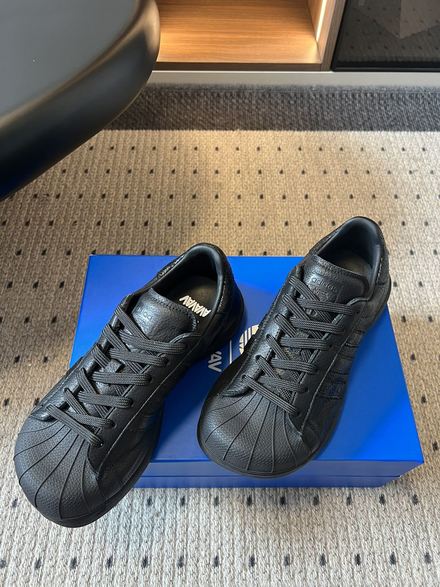 adidas 联名 avavav 25ss 贝壳头 滑板鞋
不同于上次联名,这次直接在贝壳头本体上