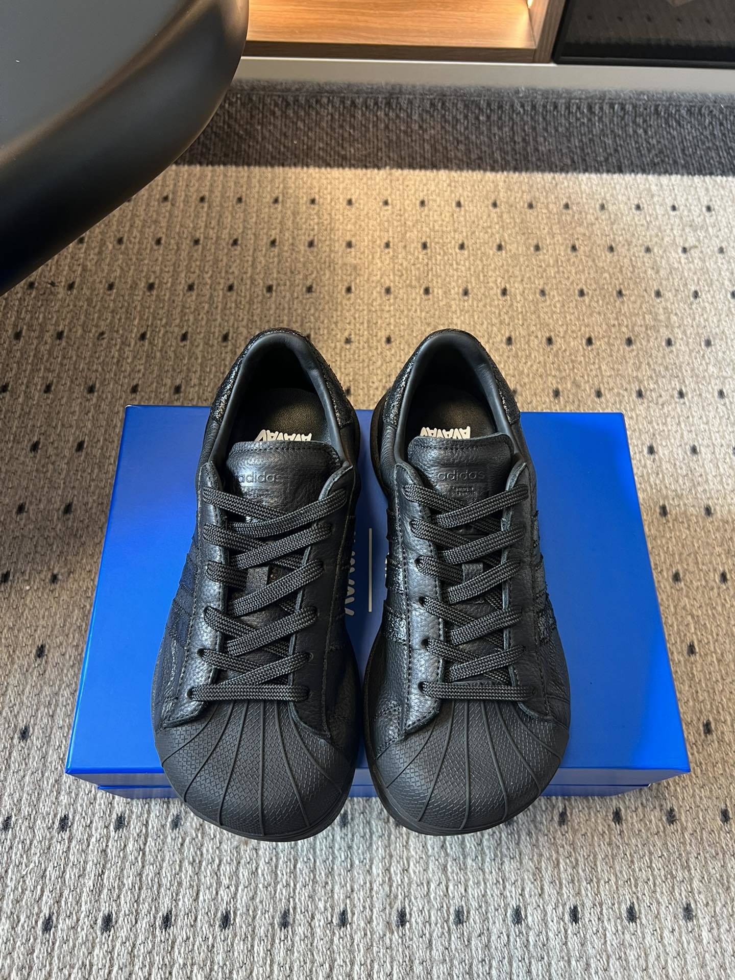 adidas 联名 avavav 25ss 贝壳头 滑板鞋
不同于上次联名,这次直接在贝壳头本体上