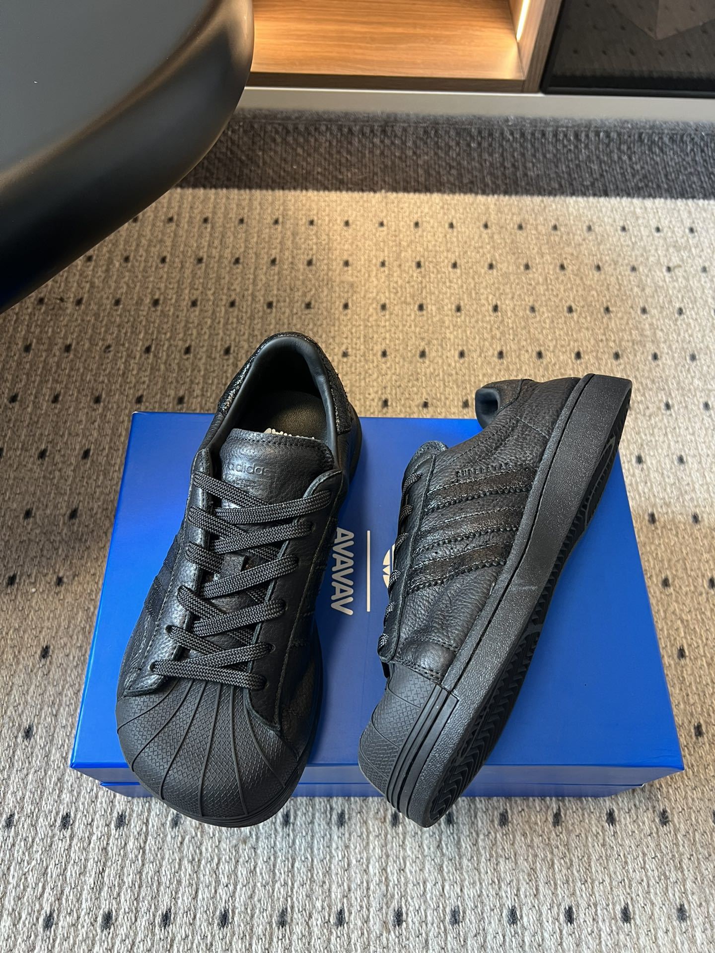 adidas 联名 avavav 25ss 贝壳头 滑板鞋
不同于上次联名,这次直接在贝壳头本体上