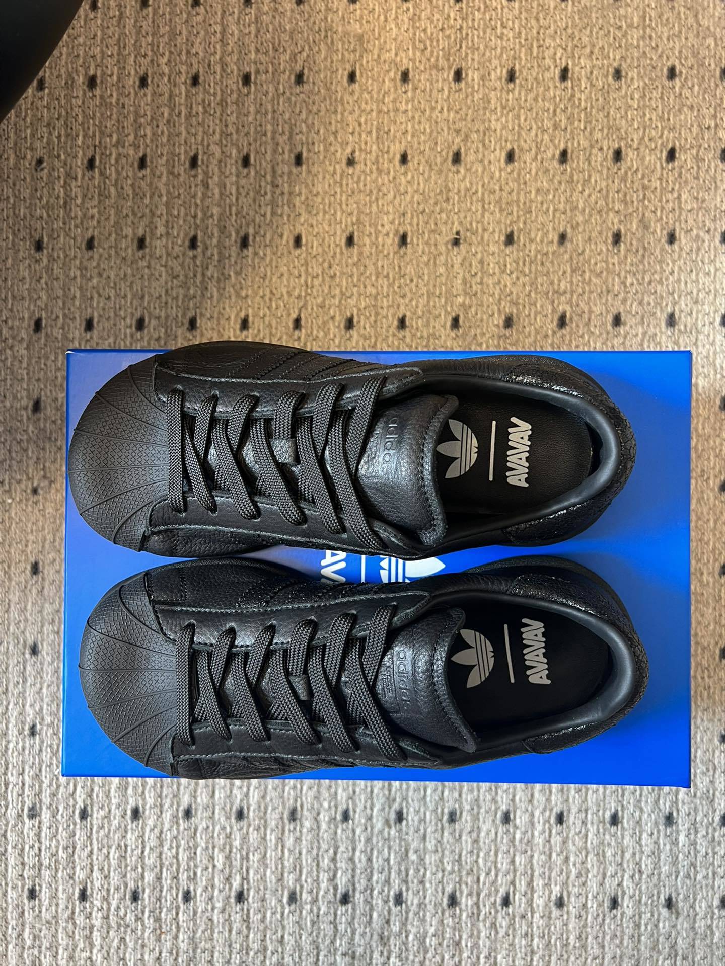 adidas 联名 avavav 25ss 贝壳头 滑板鞋
不同于上次联名,这次直接在贝壳头本体上
