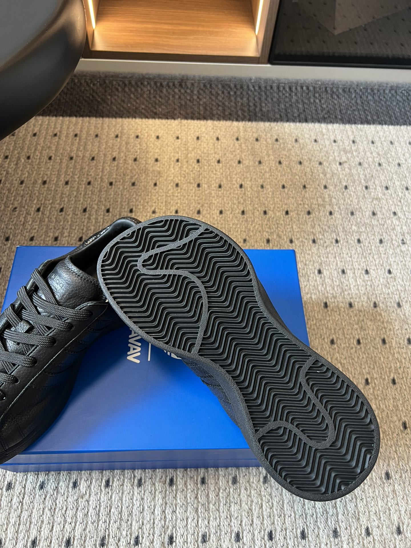 adidas 联名 avavav 25ss 贝壳头 滑板鞋
不同于上次联名,这次直接在贝壳头本体上
