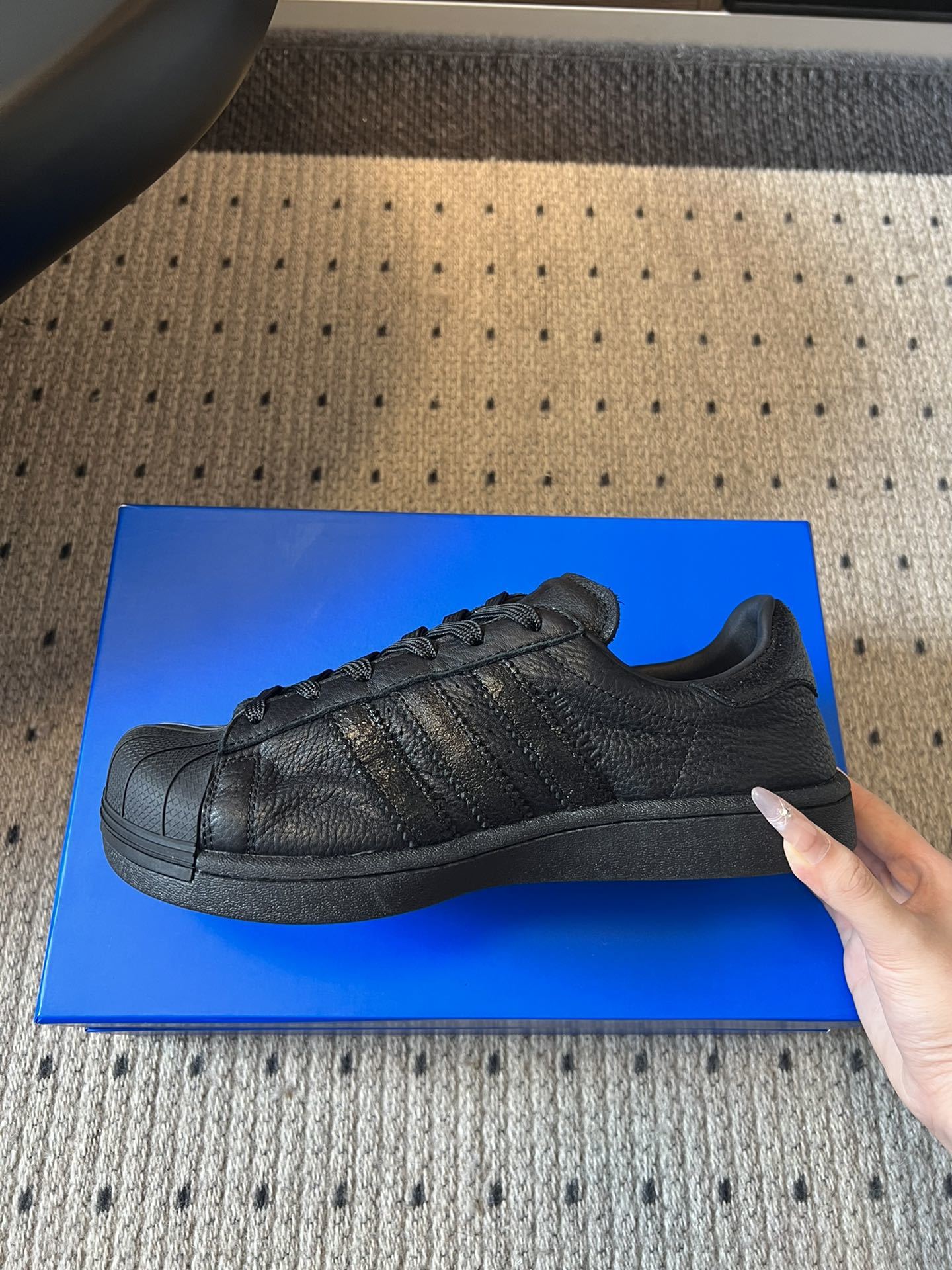 adidas 联名 avavav 25ss 贝壳头 滑板鞋
不同于上次联名,这次直接在贝壳头本体上