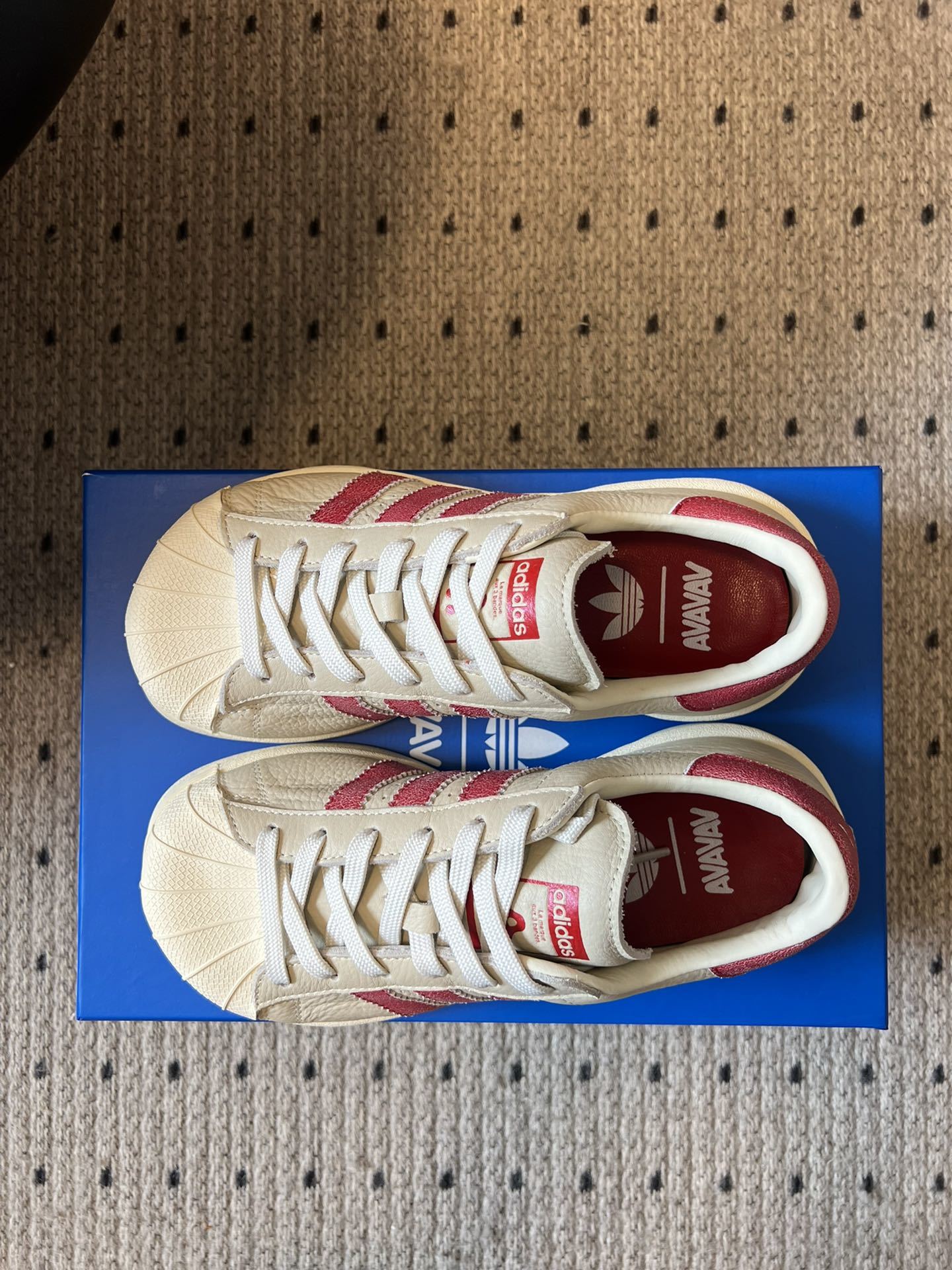 adidas 联名 avavav 25ss 贝壳头 滑板鞋
不同于上次联名,这次直接在贝壳头本体上