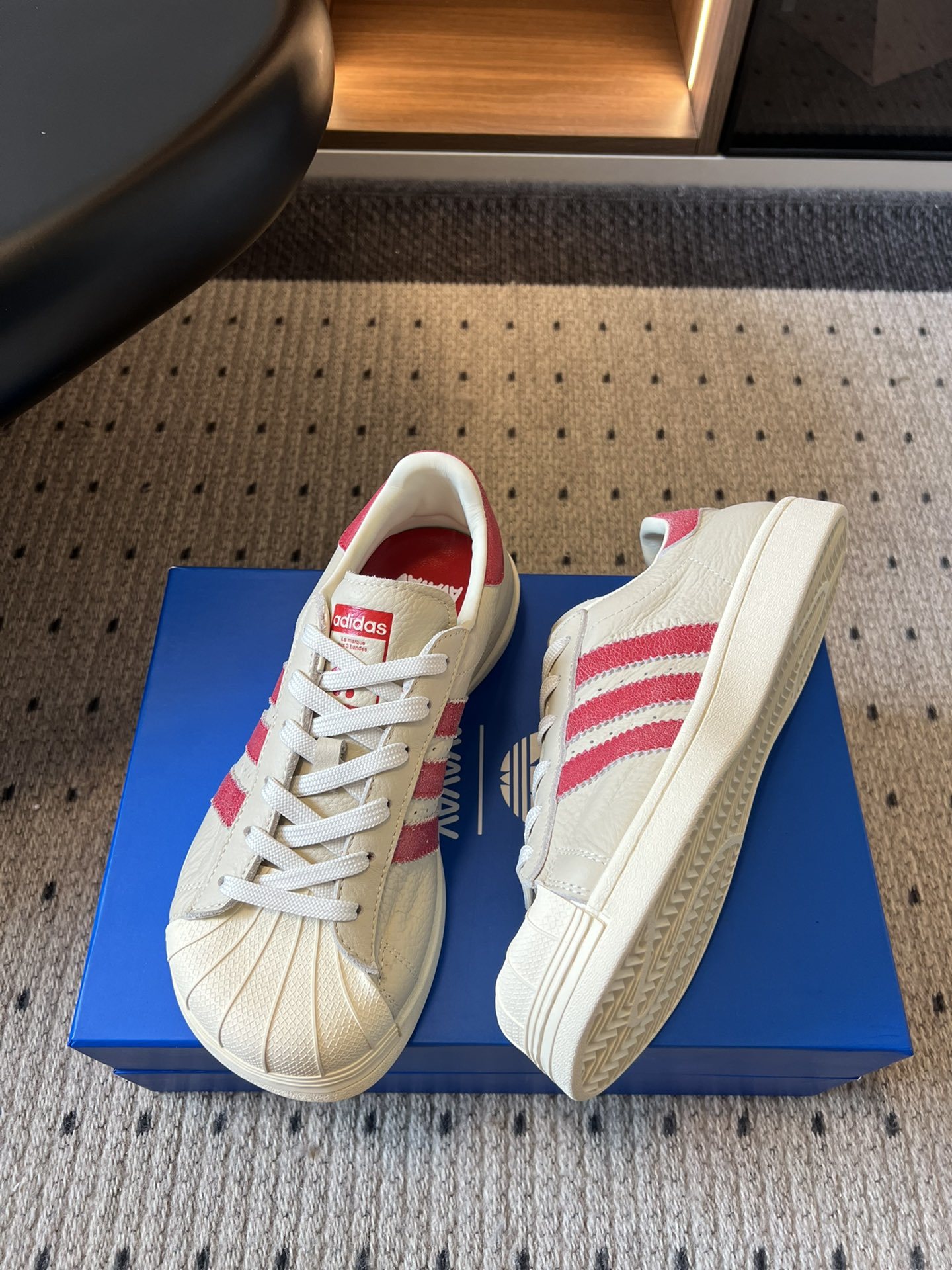 adidas 联名 avavav 25ss 贝壳头 滑板鞋
不同于上次联名,这次直接在贝壳头本体上