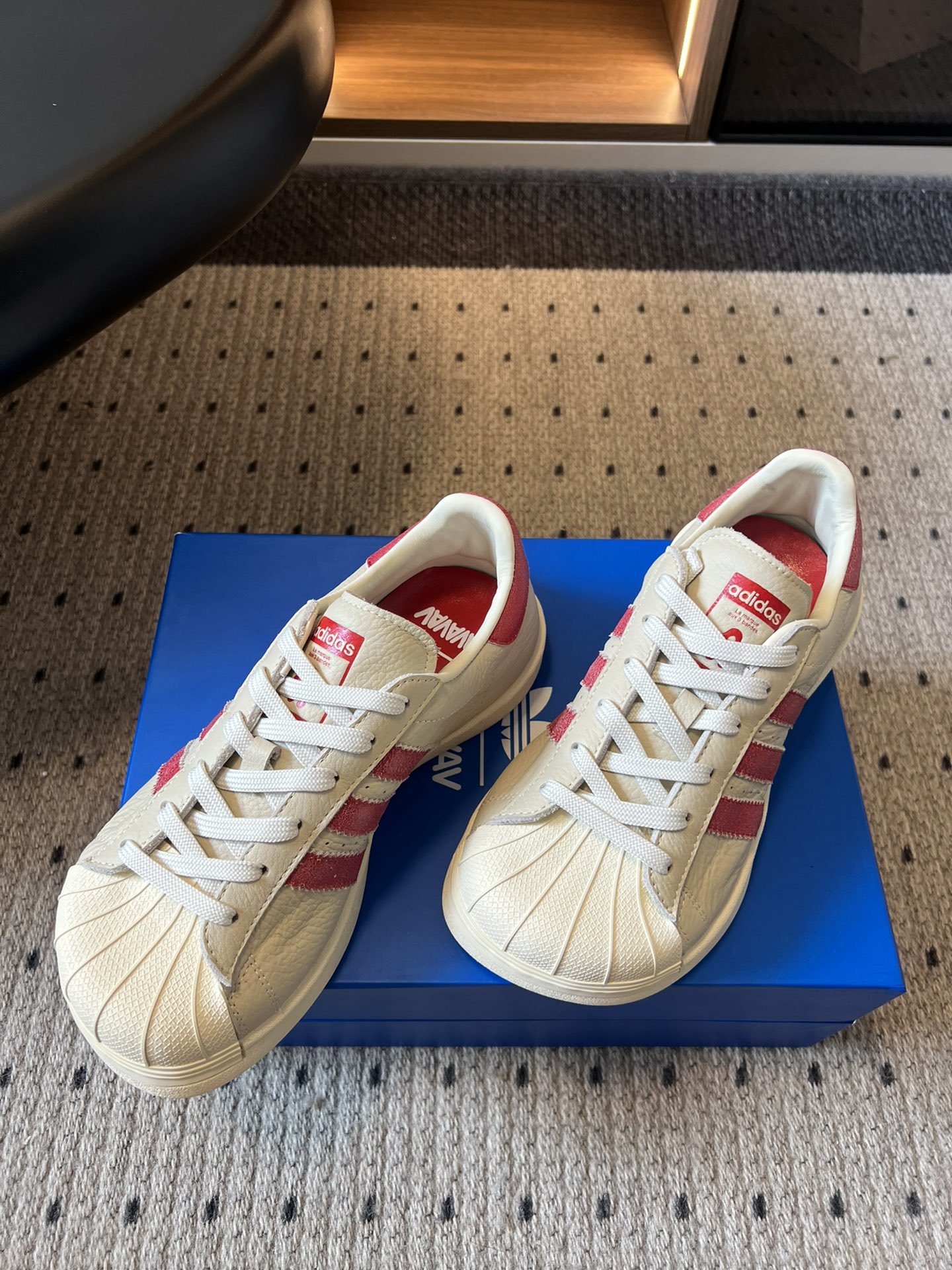 adidas 联名 avavav 25ss 贝壳头 滑板鞋
不同于上次联名,这次直接在贝壳头本体上