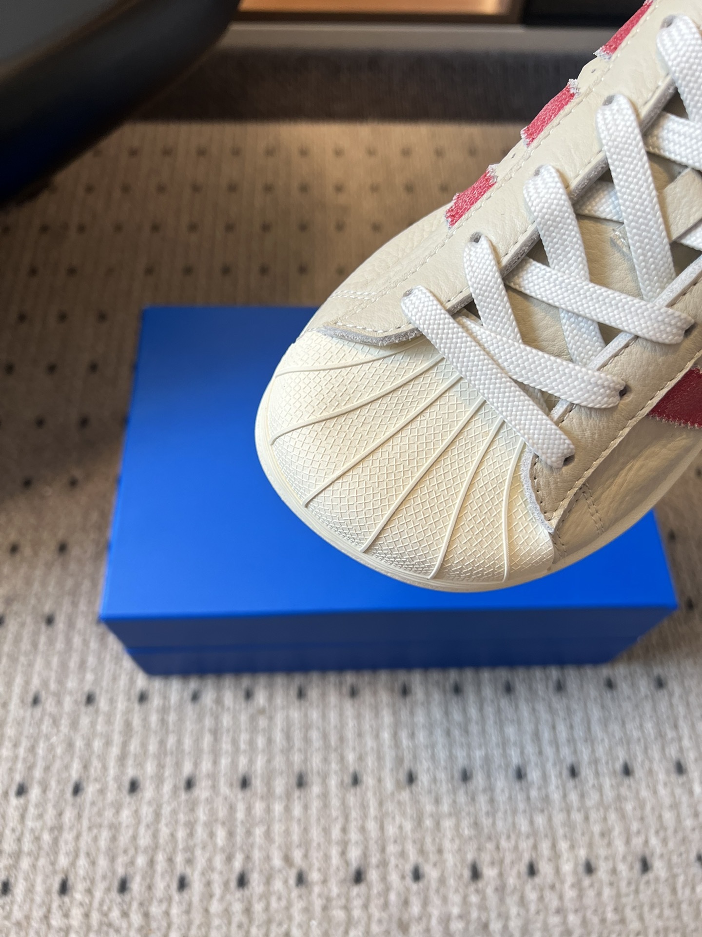adidas 联名 avavav 25ss 贝壳头 滑板鞋
不同于上次联名,这次直接在贝壳头本体上