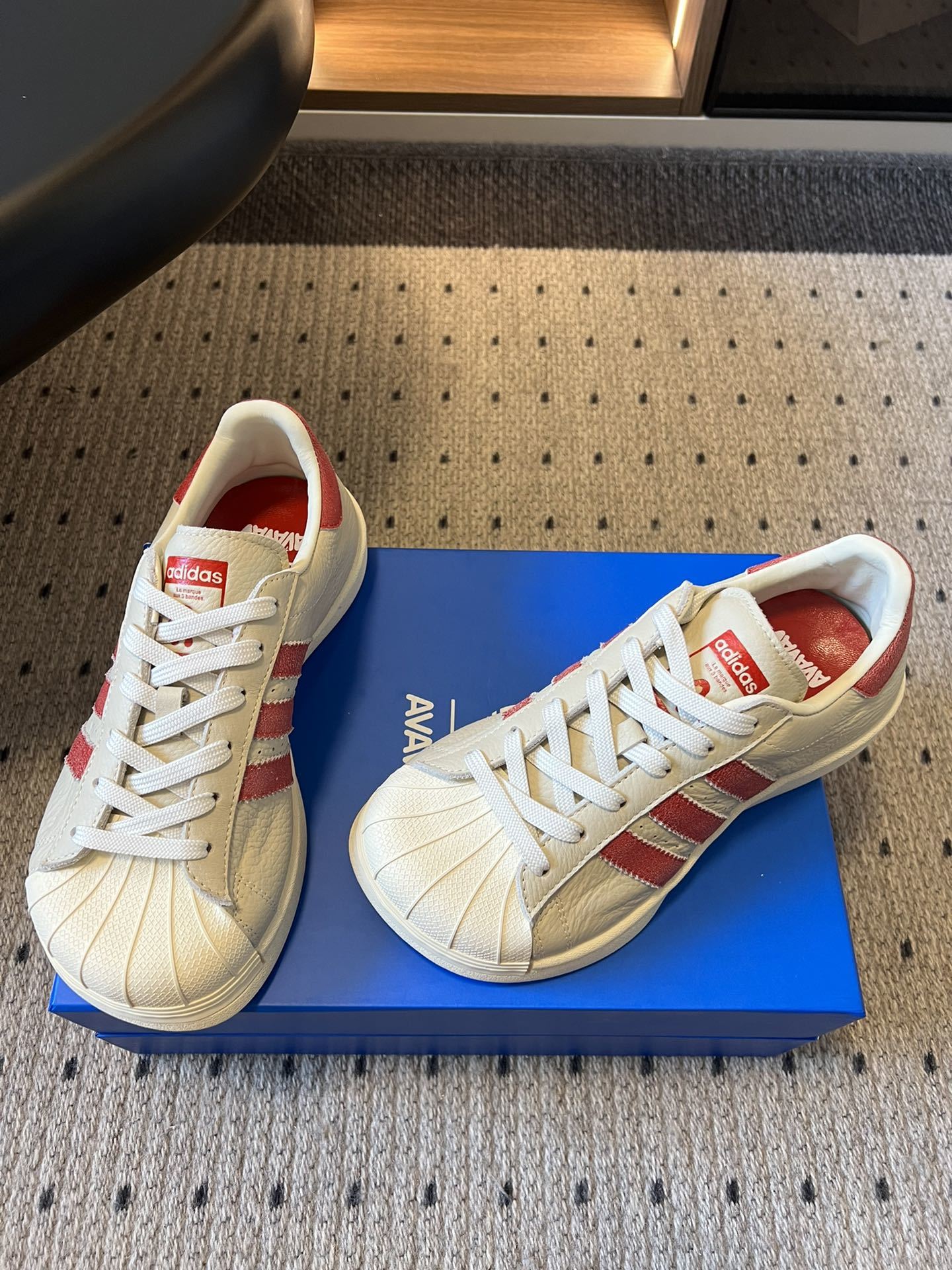 adidas 联名 avavav 25ss 贝壳头 滑板鞋
不同于上次联名,这次直接在贝壳头本体上