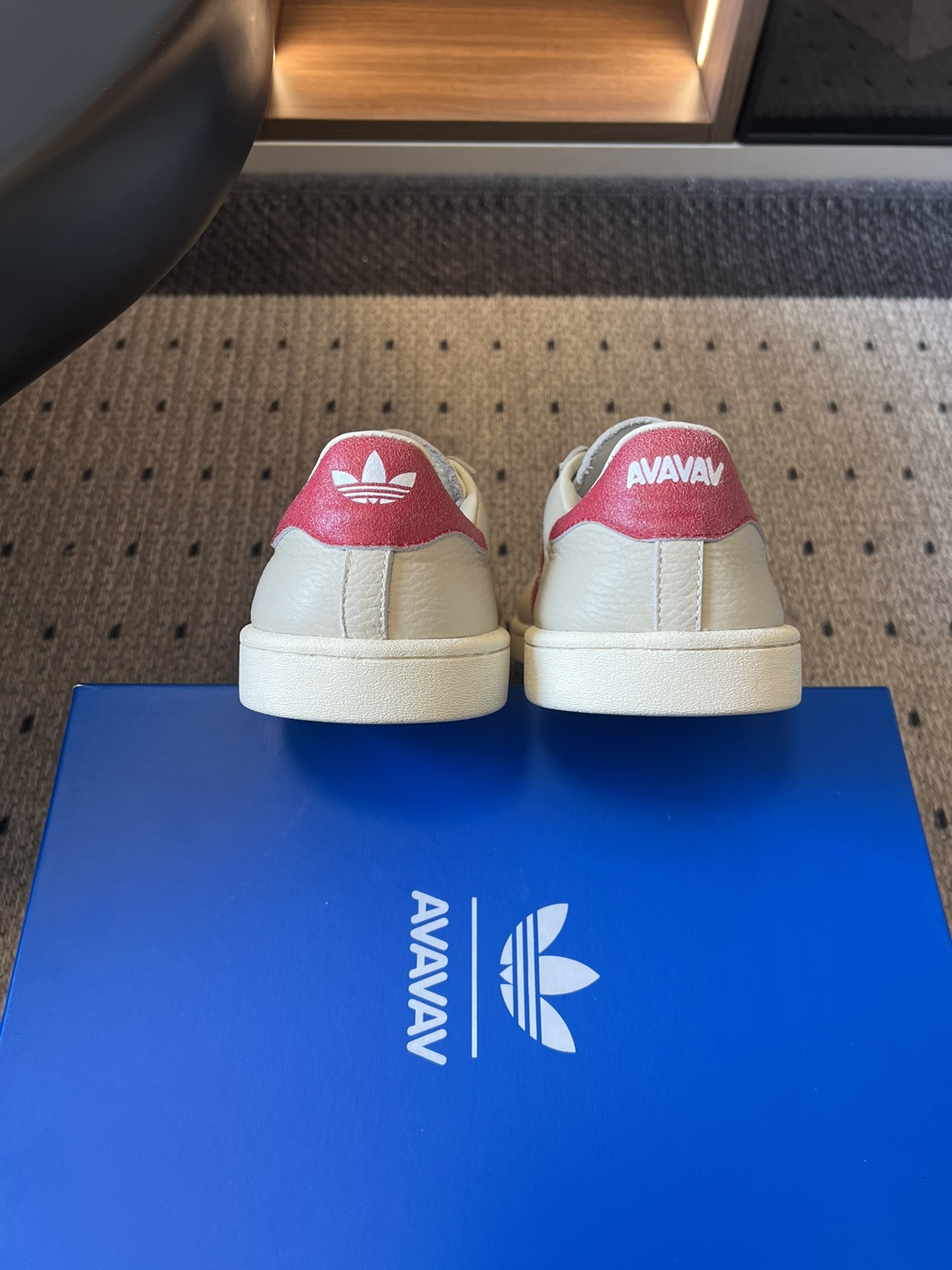 adidas 联名 avavav 25ss 贝壳头 滑板鞋
不同于上次联名,这次直接在贝壳头本体上