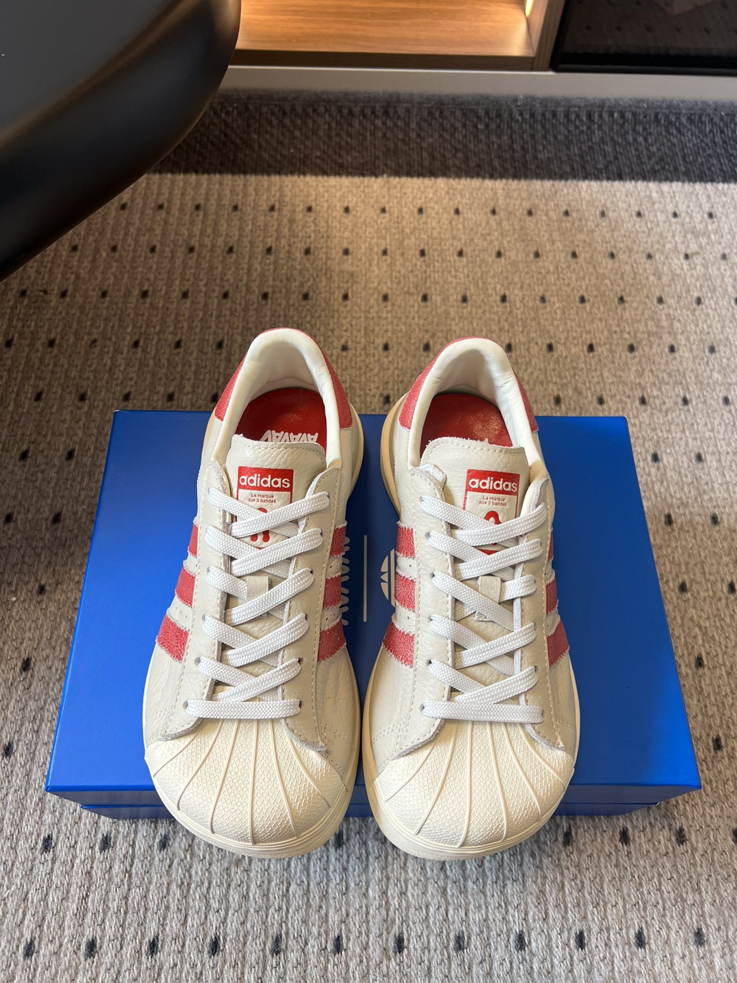 adidas 联名 avavav 25ss 贝壳头 滑板鞋
不同于上次联名,这次直接在贝壳头本体上