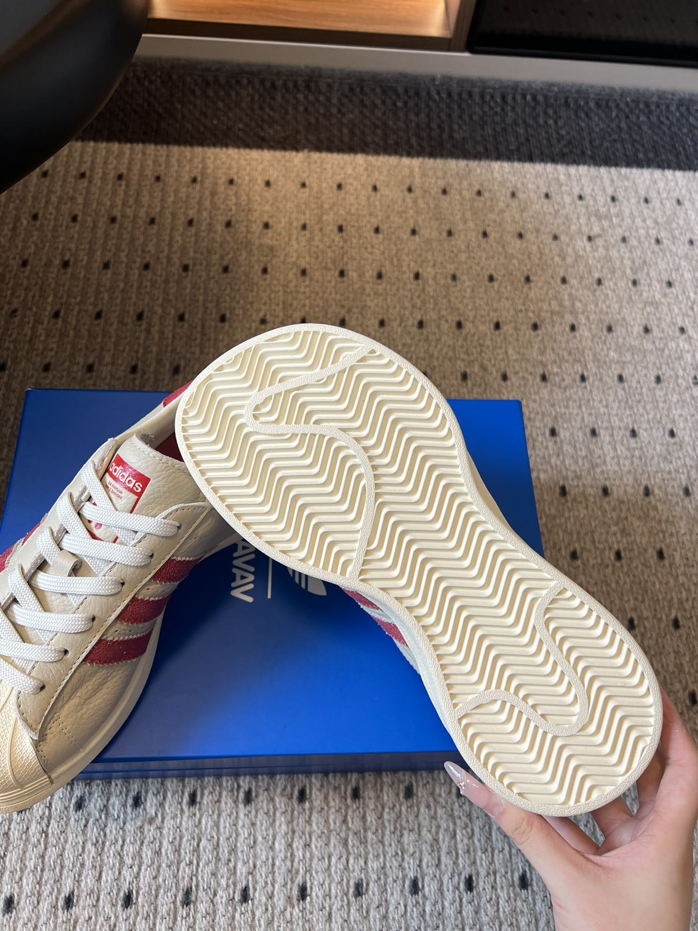adidas 联名 avavav 25ss 贝壳头 滑板鞋
不同于上次联名,这次直接在贝壳头本体上