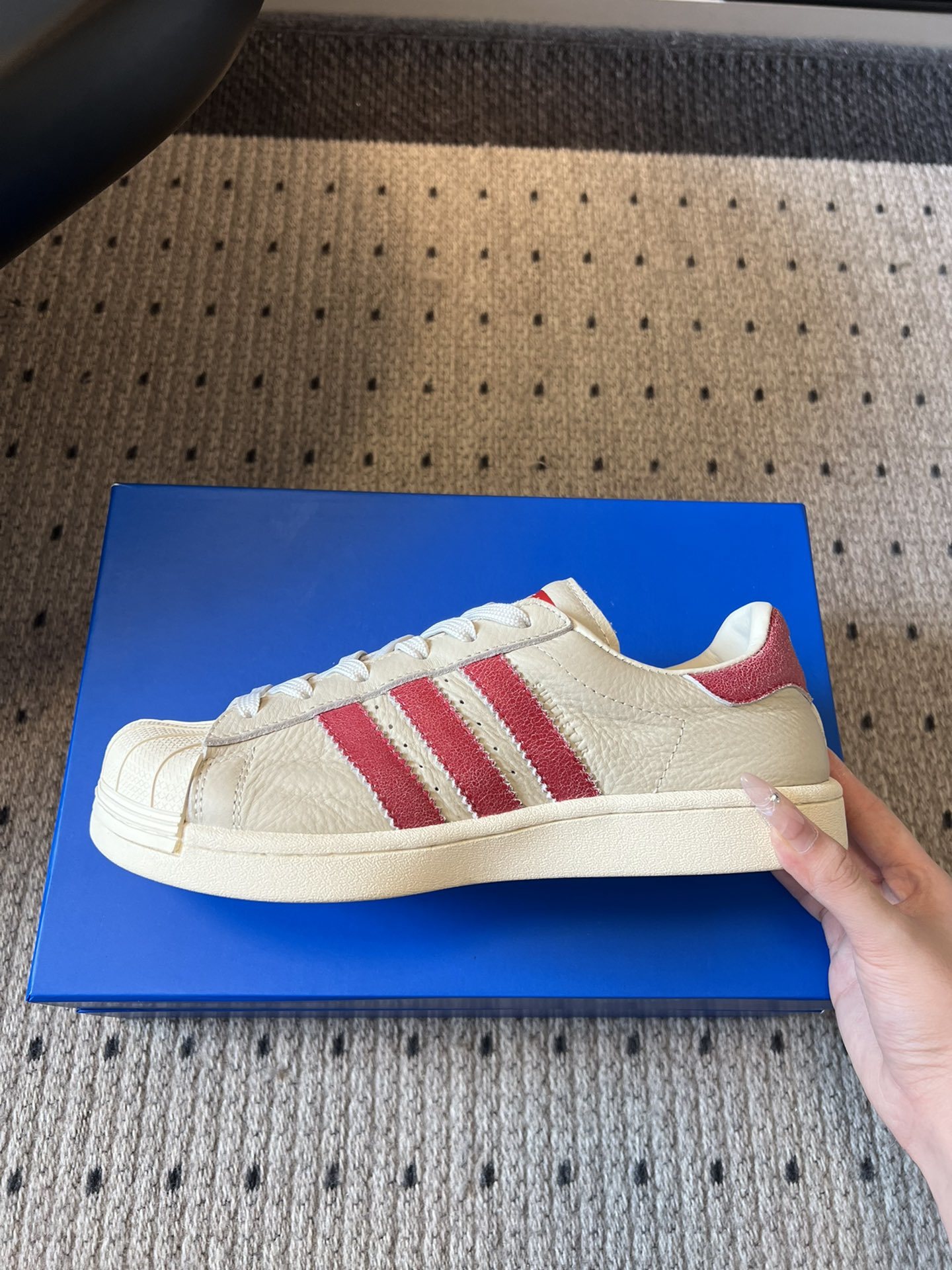 adidas 联名 avavav 25ss 贝壳头 滑板鞋
不同于上次联名,这次直接在贝壳头本体上