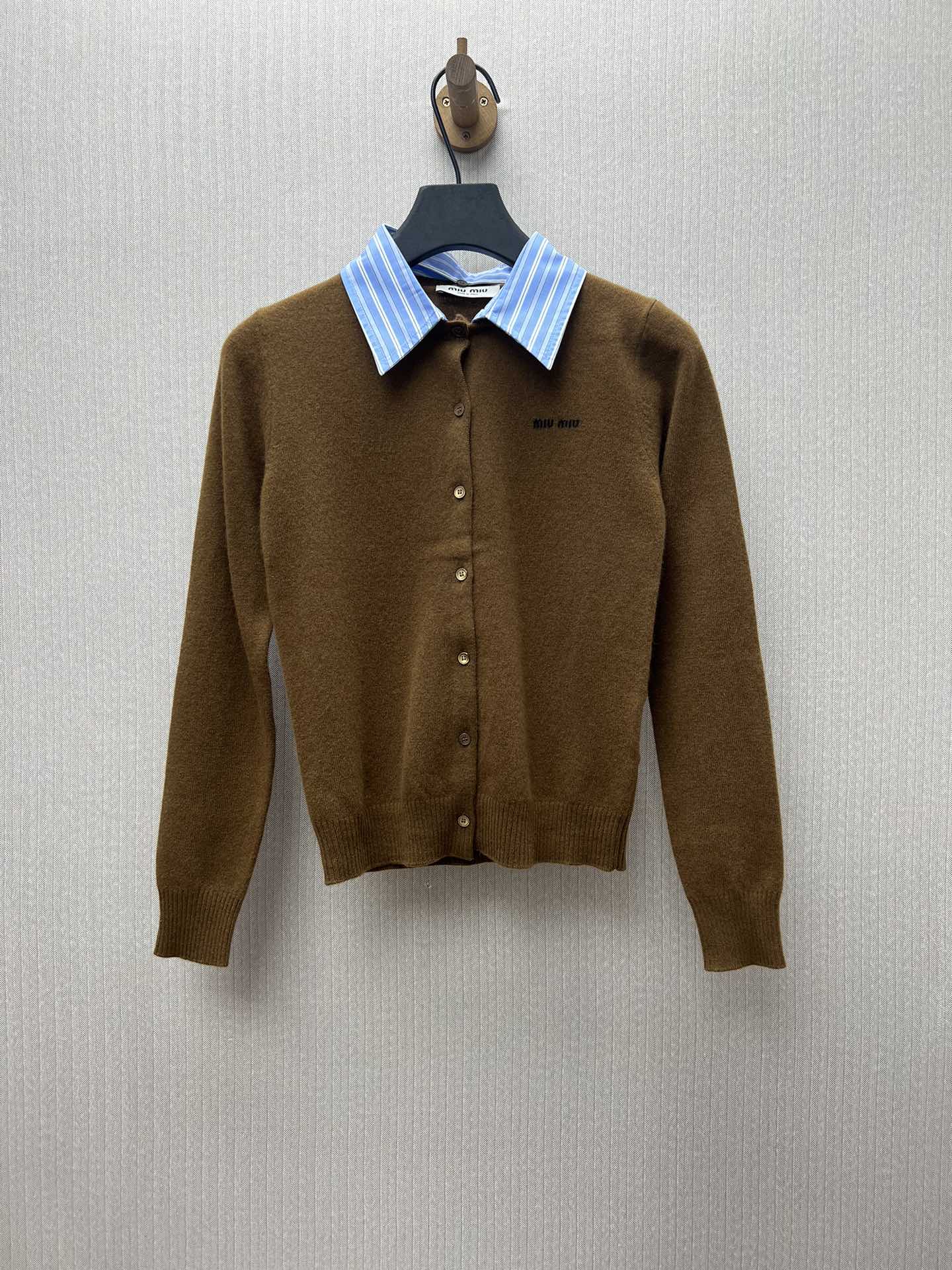 MIUMIU 25ss nuevo tejido de cachemira ultrafina sin costuras, reinterpreta el cardigan clásico con una silueta femenina…