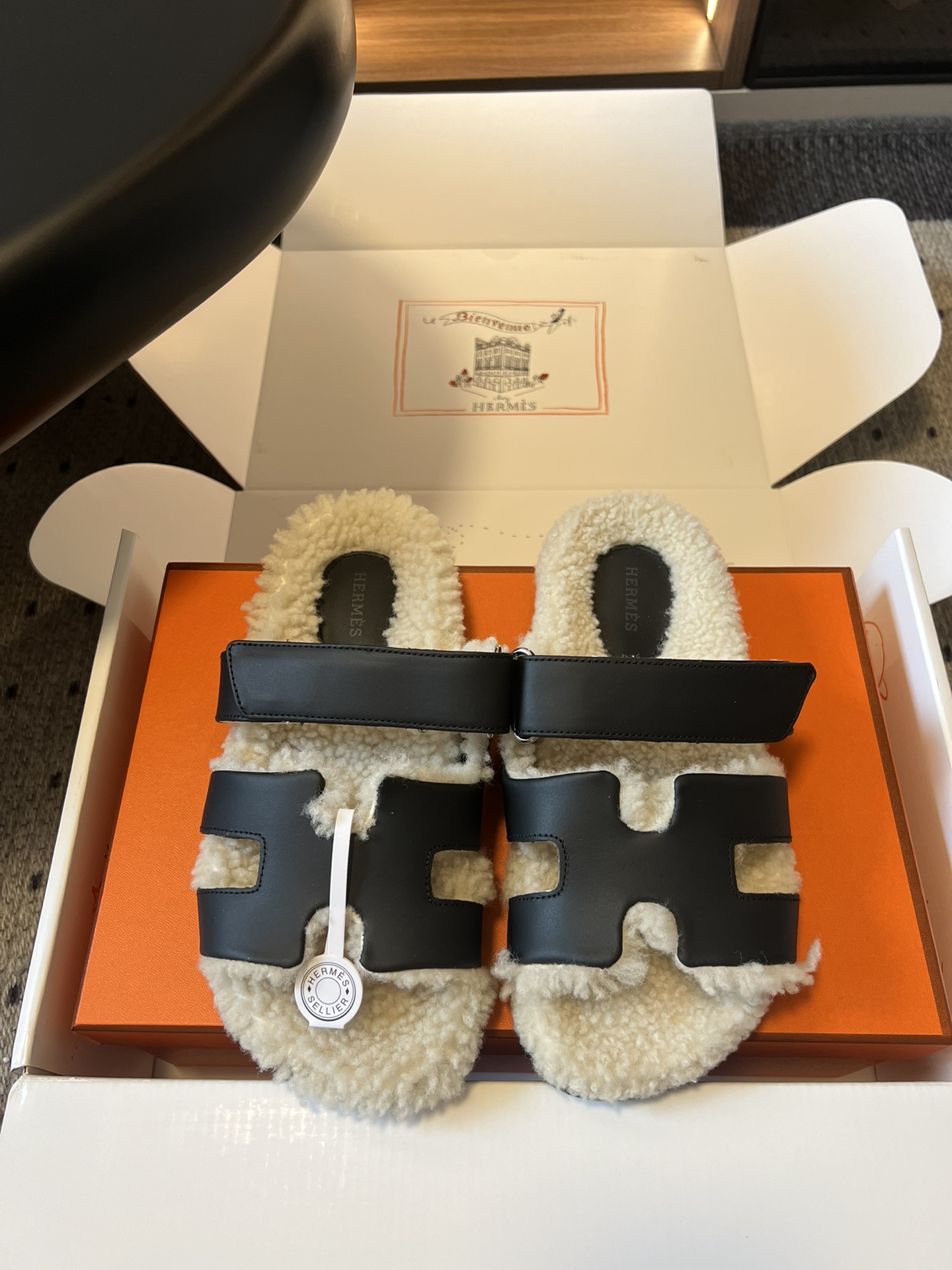 NO:462228,Herme* newest model Maomao Drag, the newest version is excellent!  !  Hermes counter is the most popular and top-notch version. Everyone must keep their eyes open for comparison. Goatskin functional sandals, fur inner village, paired with ergonomic rubber soles and adjustable straps. The design is simple and smooth, creating a comfortable and casual look!  Upper Yangjing/Cowhide, custom-made granular wool, outsole, original TPU mold opening, size 35-40 (40 custom made, no return or exchange), fur shoes, hermes, hermes, sandals, slippers, cowhide, sheepskin, sheep19860909Herme*新款 毛毛拖 对版新色出！！Hermes爱马仕专柜目前最火 顶级最好的版本 大家一定要擦亮眼睛去对比 山羊皮机能风凉鞋,羊毛皮内村,搭配人体工学橡胶鞋底和可调节袢带.设计简约流畅,打造舒适休闲造型！ 鞋面羊京/牛皮 内里定制颗粒状羊毛 大底原版TPU开模大底 码数35-40（40订做不退换）,毛毛鞋拖鞋,hermes,hermes,sandals,slippers,cowhide,sheepskin,sheep,Women's Shoes