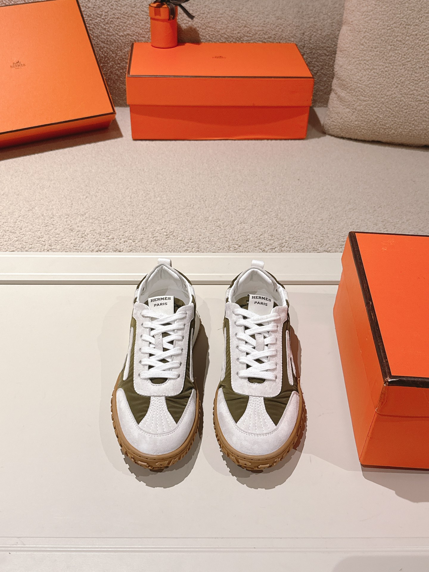 NO:556550,Real price Hermes top version# Casual sneakers Suede goatskin sneakers decorated with contrasting patterns and iconic 'H' details, exquisite packaging at the delivery counter Fabric suede + down cloth Lining mixed sheep lining Outsole Original TPU Bottom thickness 2CM Size 35-45, hermes, sneakers, down jacket, sheepskin, chamois leather19860909实价Hermes 顶级版本# 休闲运动鞋 麂皮山羊皮运动鞋装饰撞色图案和标志性“H”细节,配送专柜精美包装 面料麂皮+羽绒布 内里混种羊里 大底原版TPU 底厚2CM 码数35-45,,hermes,sneakers,down jacket,sheepskin,chamois leather,Men's shoes