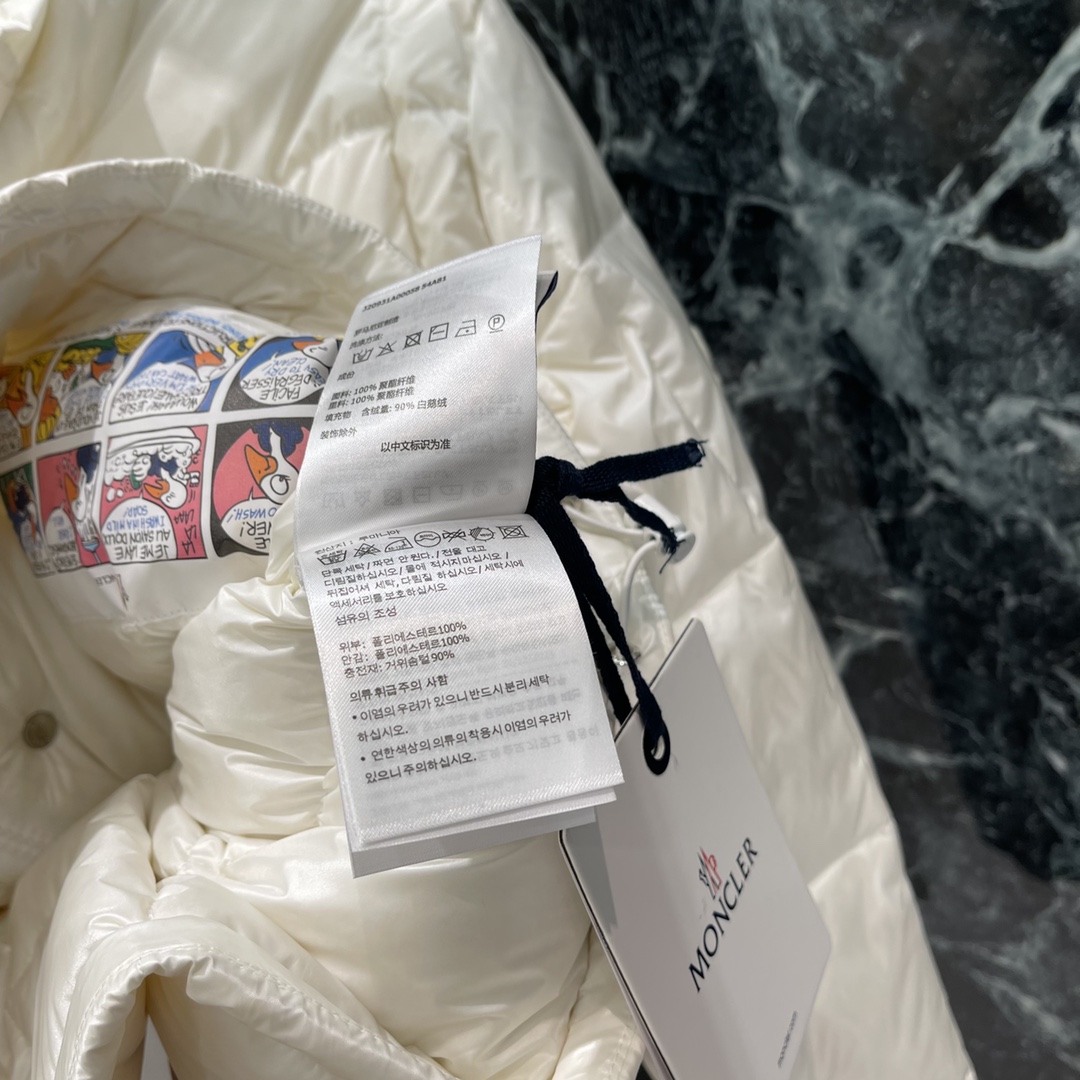 
蒙口 25早秋新款 立领翻领薄款羽绒服 翻领立领两穿设计经典长方条形压纹处理穿搭造型多变手臂外侧标志性