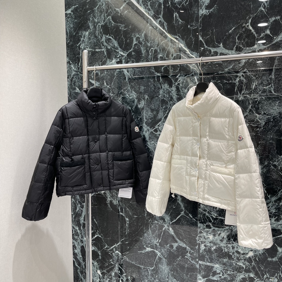 
蒙口 25早秋新款 立领翻领薄款羽绒服 翻领立领两穿设计经典长方条形压纹处理穿搭造型多变手臂外侧标志性