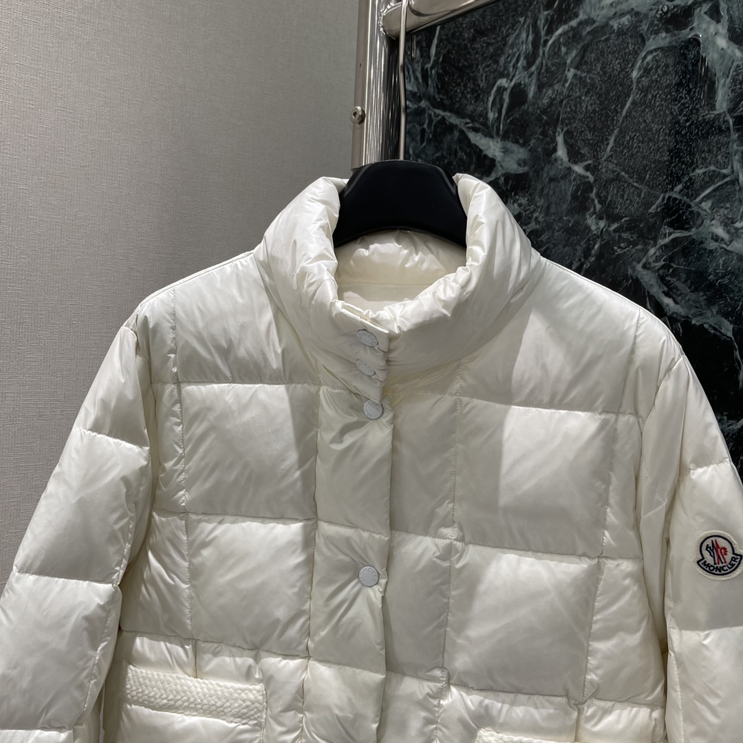 
蒙口 25早秋新款 立领翻领薄款羽绒服 翻领立领两穿设计经典长方条形压纹处理穿搭造型多变手臂外侧标志性