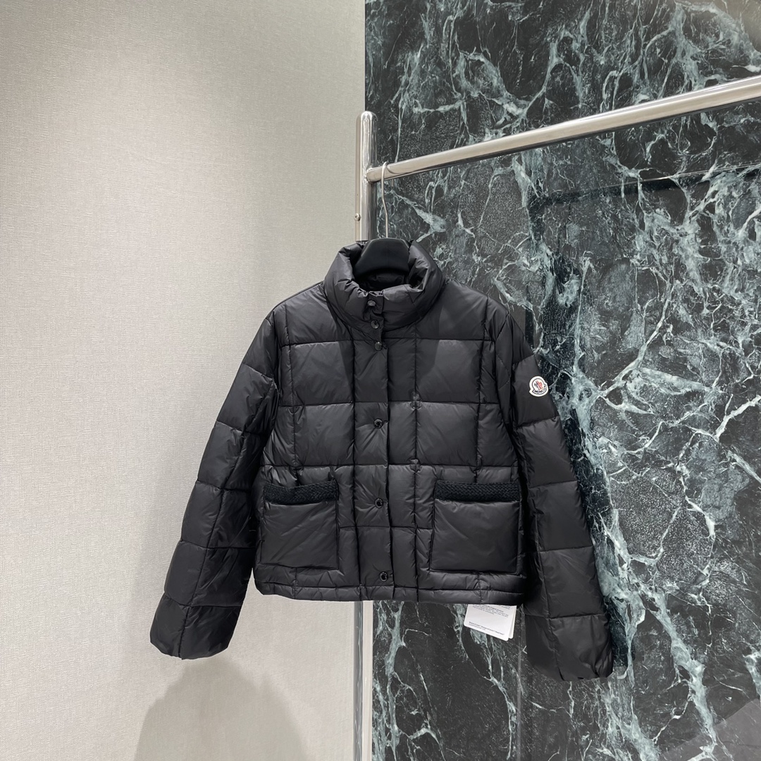 
蒙口 25早秋新款 立领翻领薄款羽绒服 翻领立领两穿设计经典长方条形压纹处理穿搭造型多变手臂外侧标志性