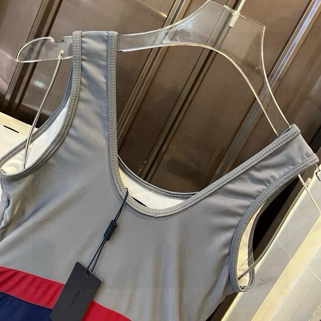 🆕
PRADA普拉达新款连体泳衣  😍🥰适合多种场景的游泳衣🏊‍♀️海边 游泳池 温泉 水上乐园 漂流都