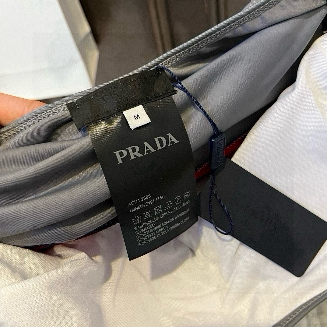🆕
PRADA普拉达新款连体泳衣  😍🥰适合多种场景的游泳衣🏊‍♀️海边 游泳池 温泉 水上乐园 漂流都