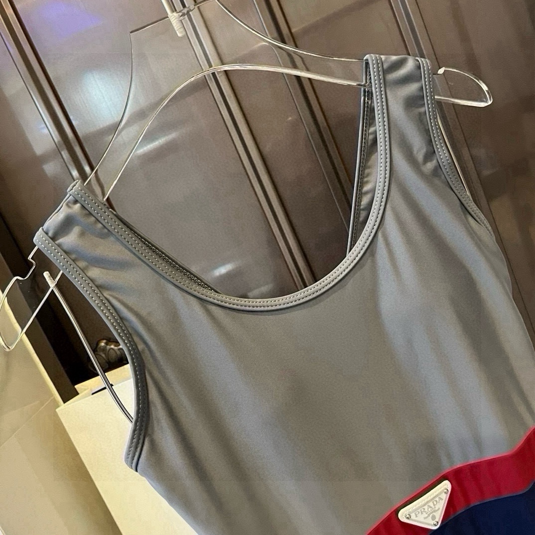 🆕
PRADA普拉达新款连体泳衣  😍🥰适合多种场景的游泳衣🏊‍♀️海边 游泳池 温泉 水上乐园 漂流都