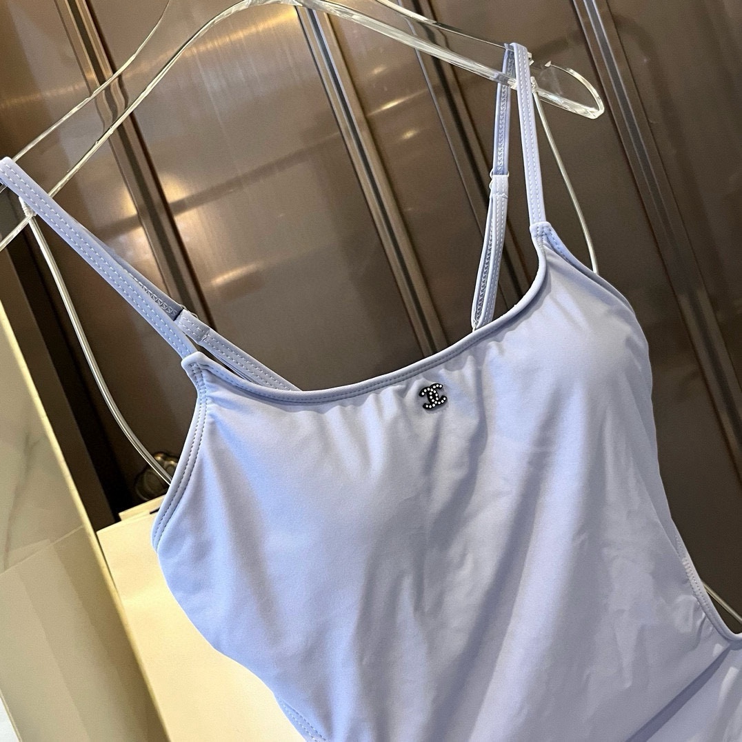 🆕
Chanel香奈儿新款连体泳衣  😍🥰适合多种场景的游泳衣🏊‍♀️海边 游泳池 温泉 水上乐园 漂流