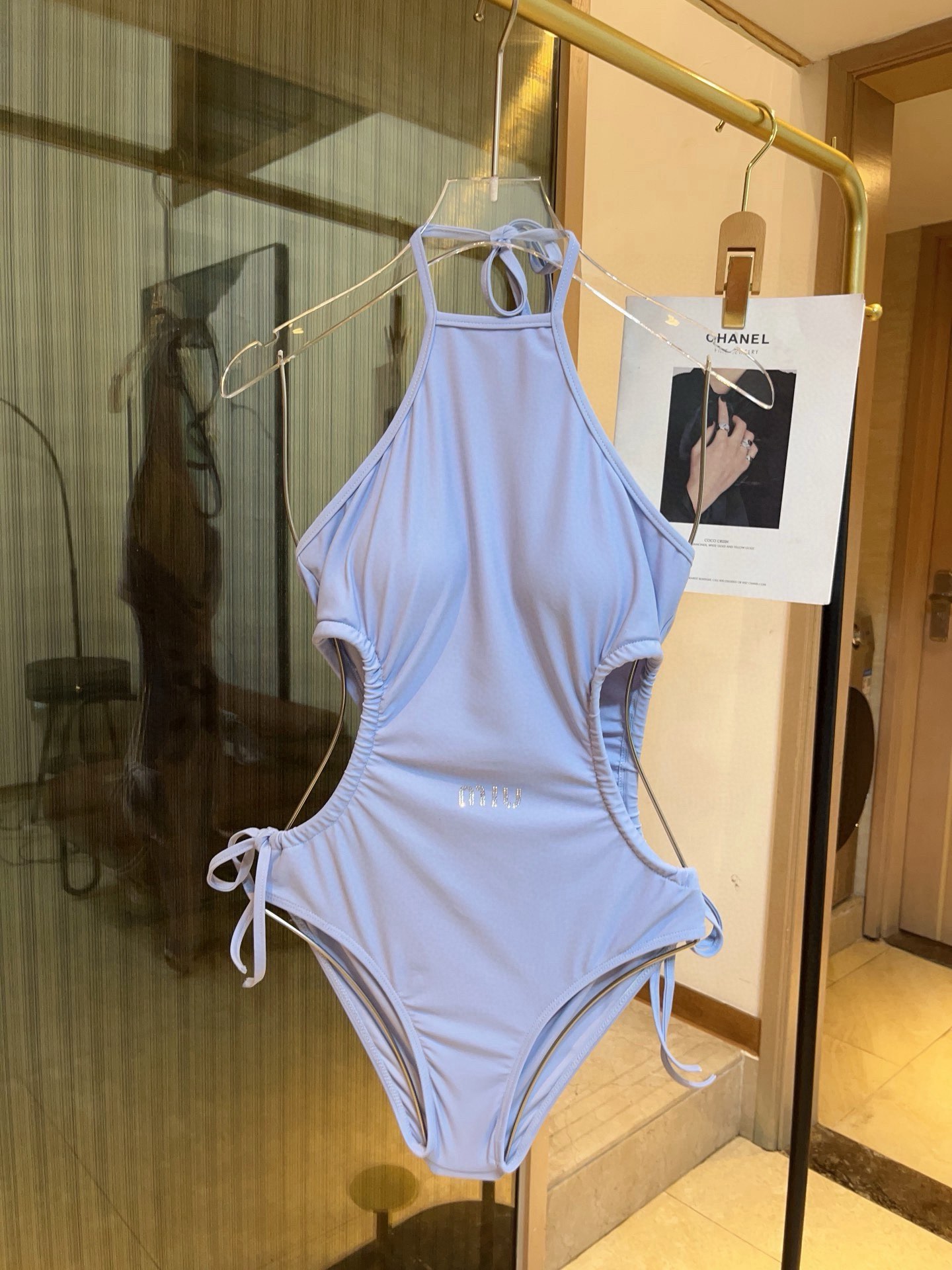 🆕

缪缪miumiu新款连体泳衣😍🥰适合多种场景的游泳衣🏊‍♀️海边 游泳池 温泉 水上乐园 漂流都可