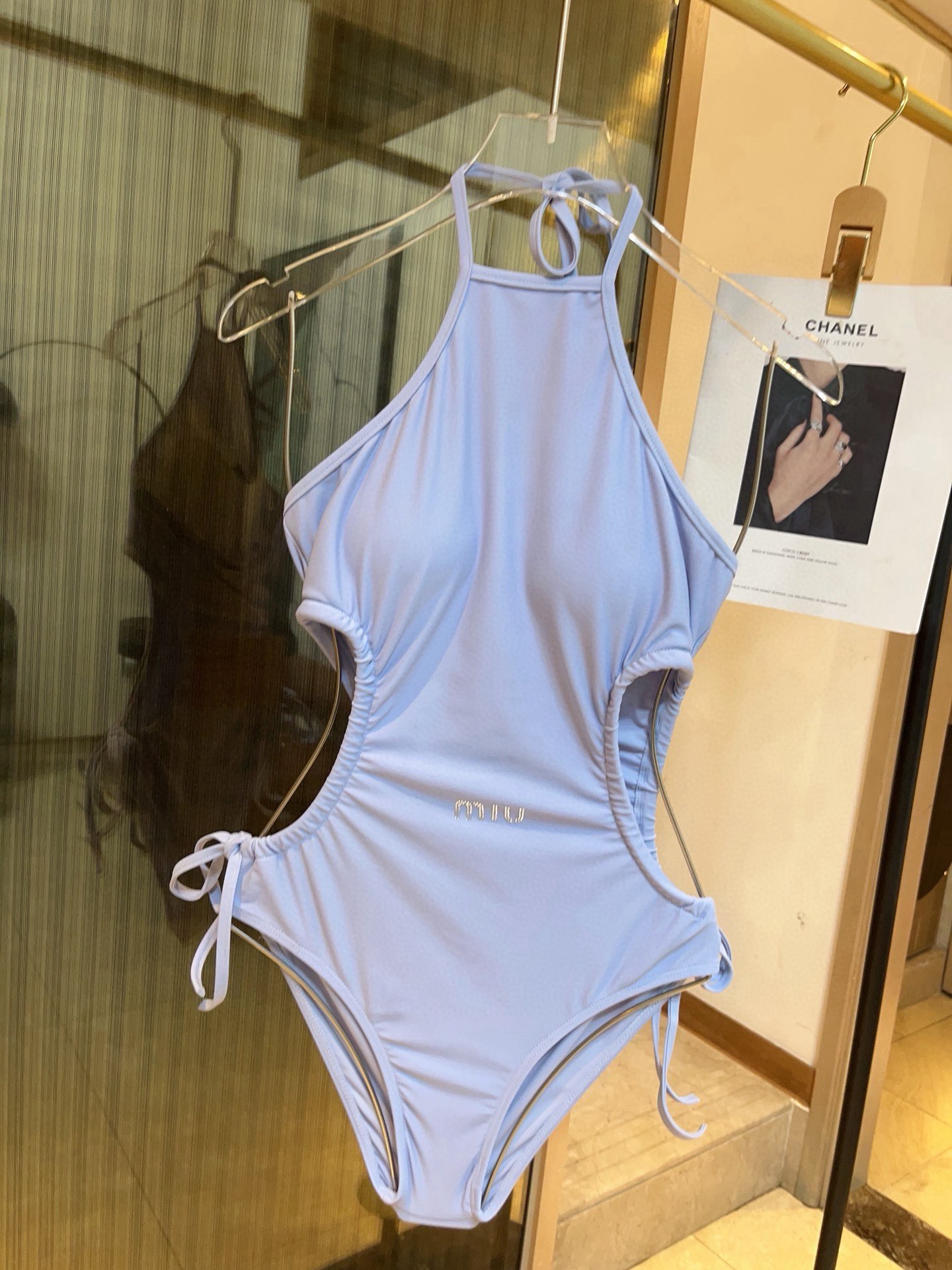 🆕

缪缪miumiu新款连体泳衣😍🥰适合多种场景的游泳衣🏊‍♀️海边 游泳池 温泉 水上乐园 漂流都可