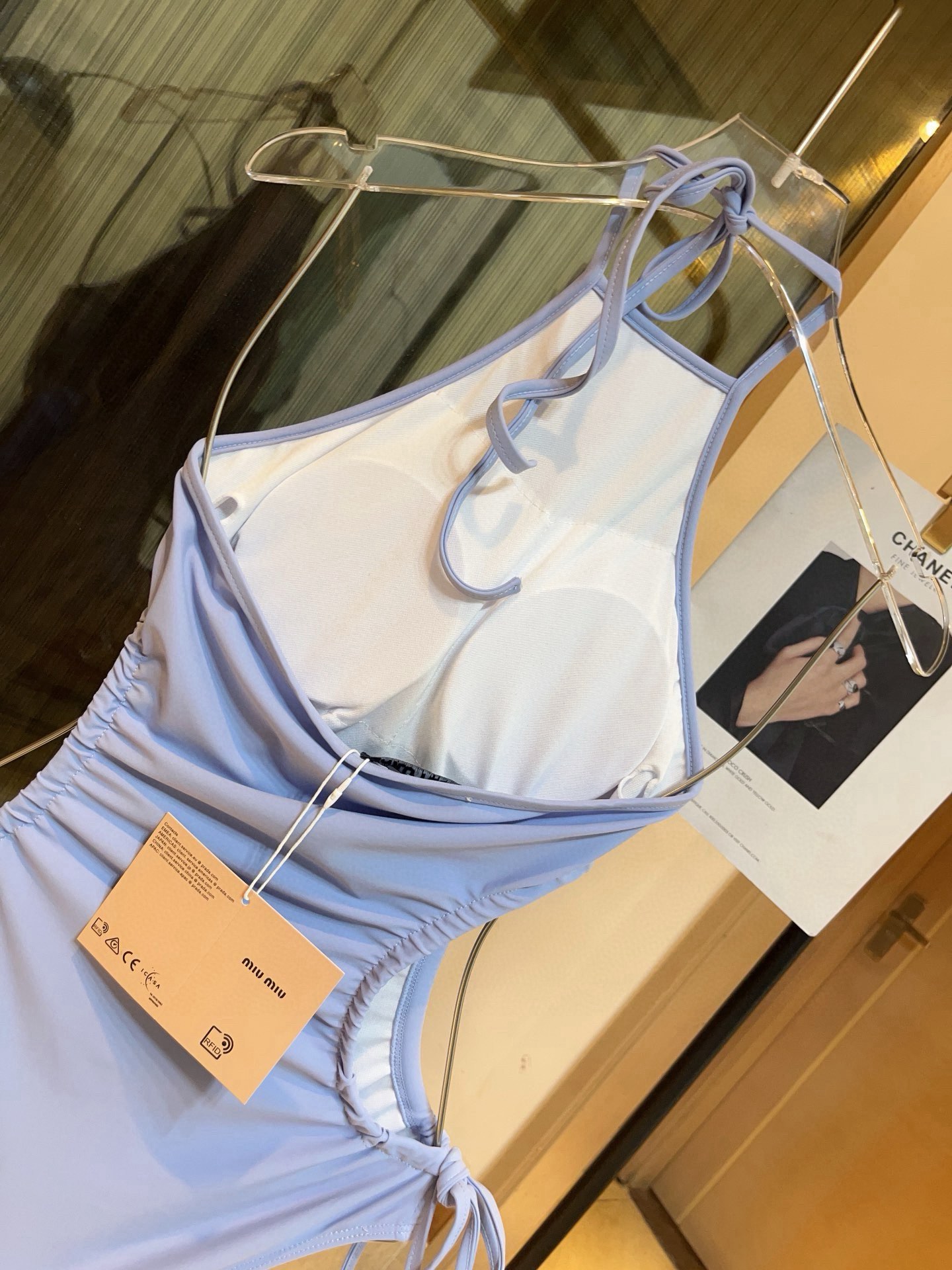 🆕

缪缪miumiu新款连体泳衣😍🥰适合多种场景的游泳衣🏊‍♀️海边 游泳池 温泉 水上乐园 漂流都可