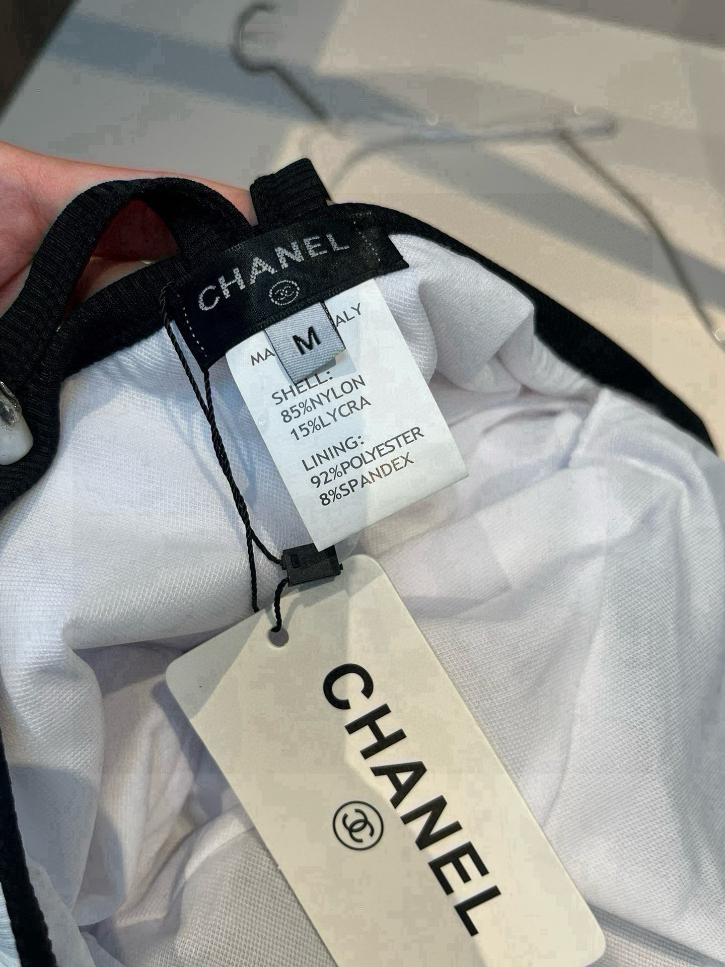 。
Chanel香奈儿新款连体泳衣  😍🥰适合多种场景的游泳衣🏊‍♀️海边 游泳池 温泉 水上乐园 漂流