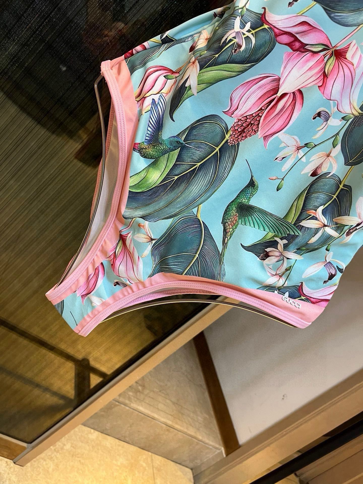 🆕
Gucci古奇新款连体泳衣  😍🥰适合多种场景的游泳衣🏊‍♀️海边 游泳池 温泉 水上乐园 漂流都可
